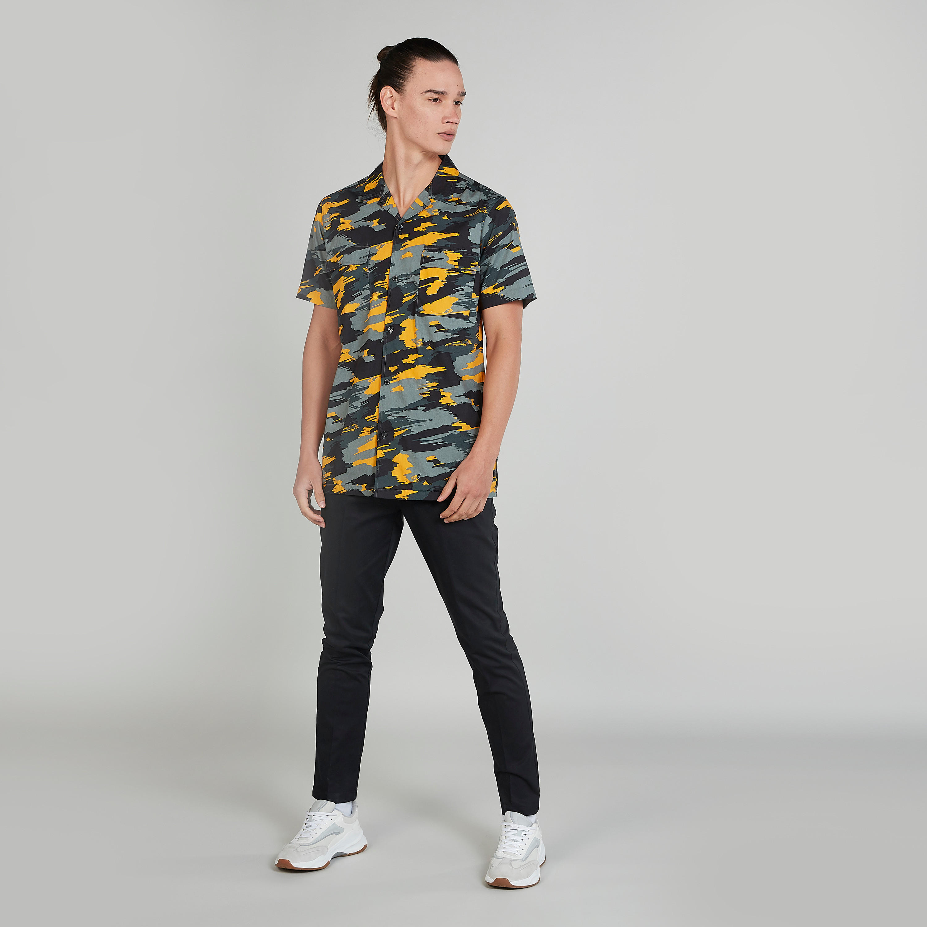 قميص بقصّة سليم وأكمام قصيرة وجيوب بطيّة وطبعات-men-clothing-shirts-image-2