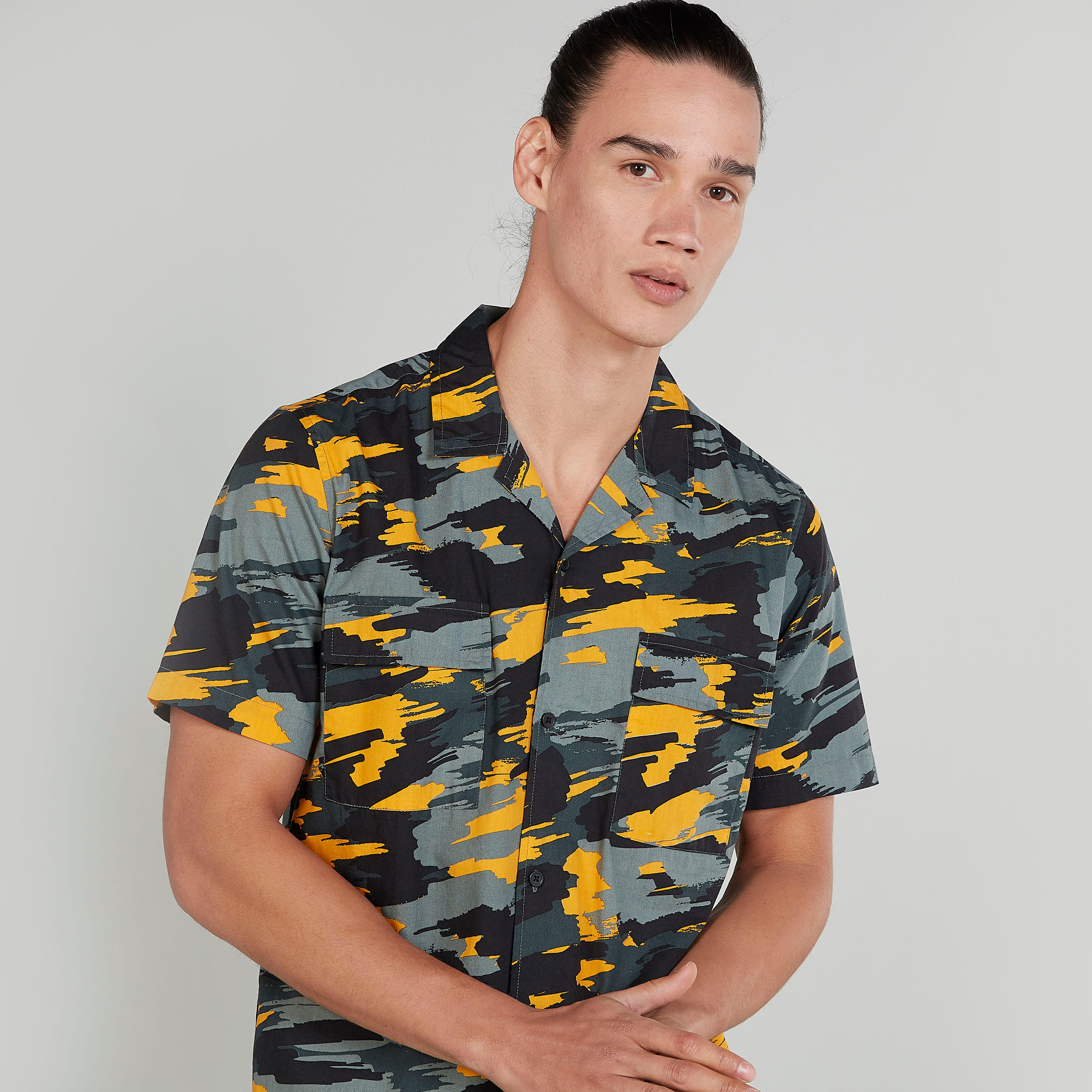 قميص بقصّة سليم وأكمام قصيرة وجيوب بطيّة وطبعات-men-clothing-shirts-image-3