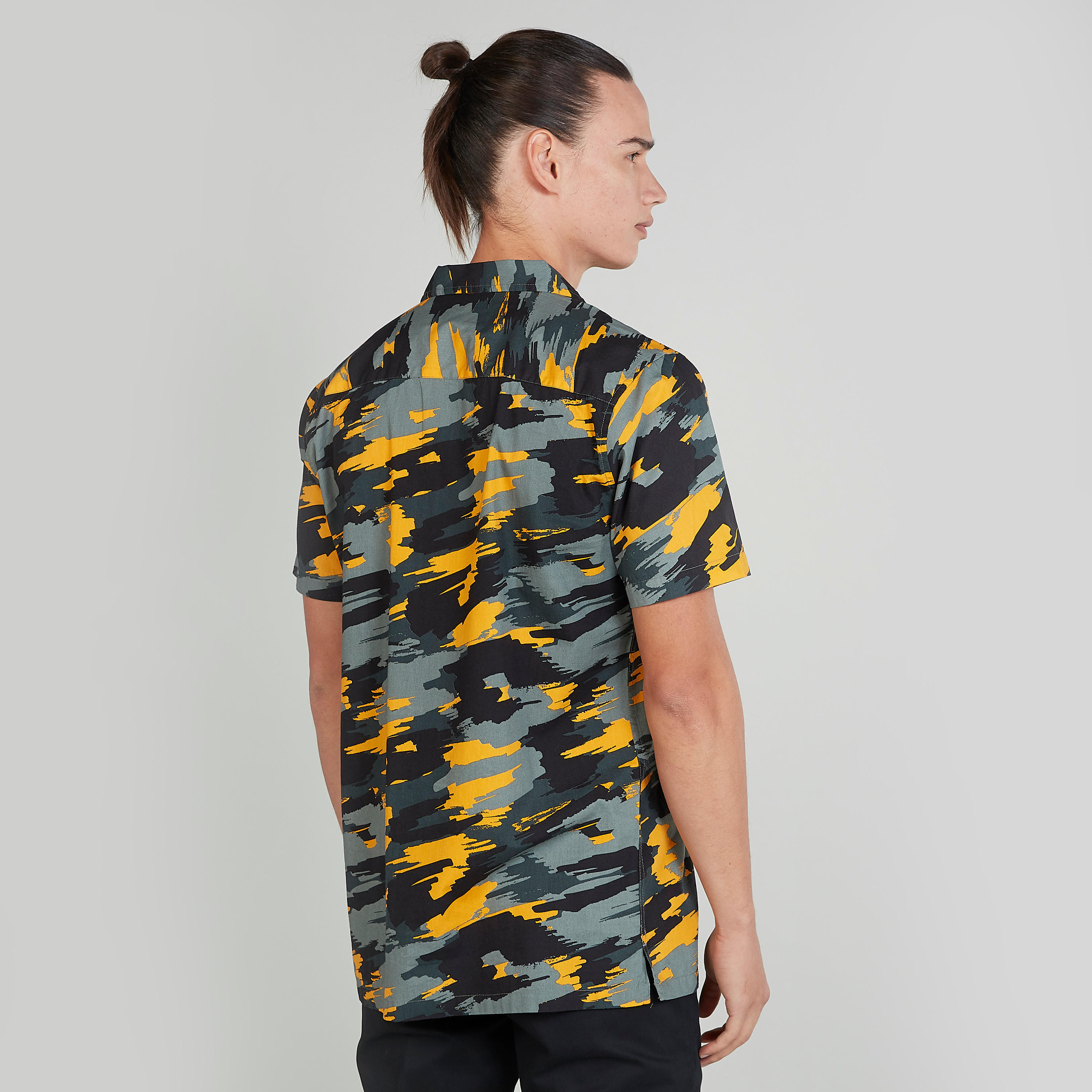 قميص بقصّة سليم وأكمام قصيرة وجيوب بطيّة وطبعات-men-clothing-shirts-image-4