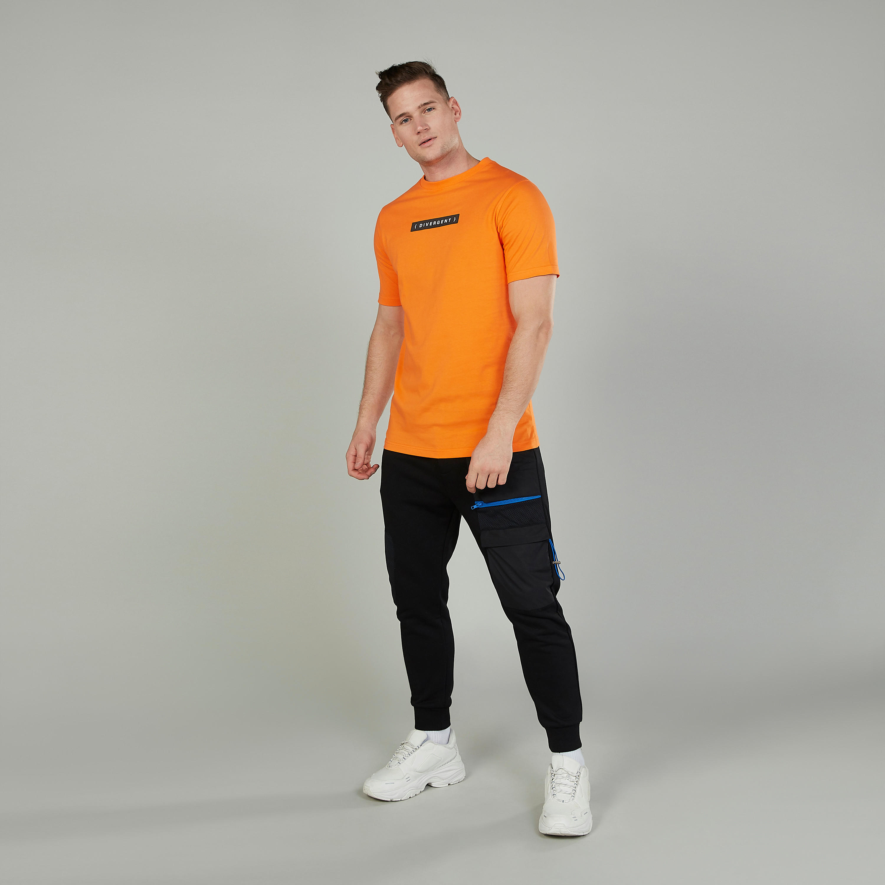 تيشيرت بياقة ضيّقة وأكمام قصيرة وطبعات-men-clothing-tshirtsandpolos-tshirts-image-4