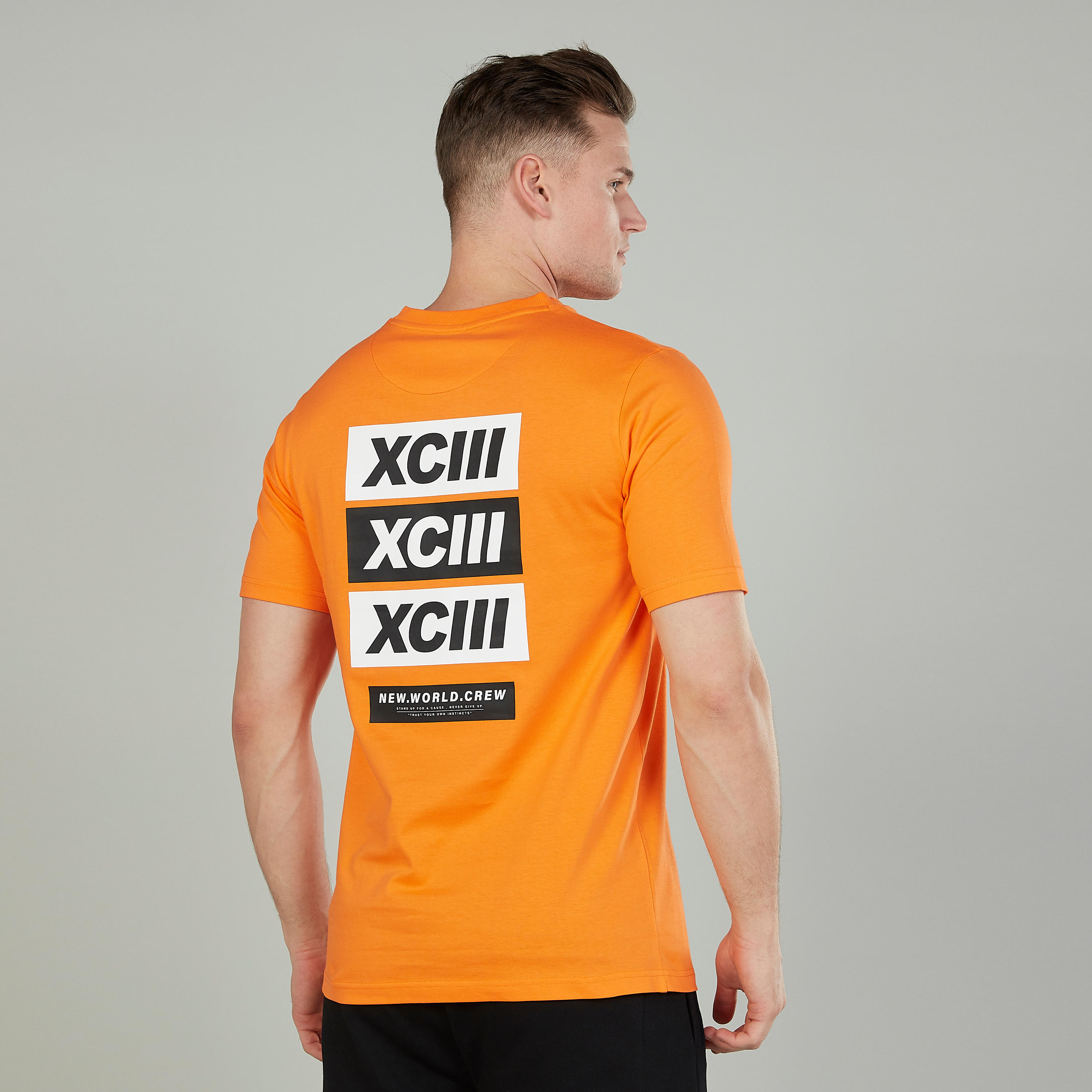 تيشيرت بياقة ضيّقة وأكمام قصيرة وطبعات-men-clothing-tshirtsandpolos-tshirts-image-2