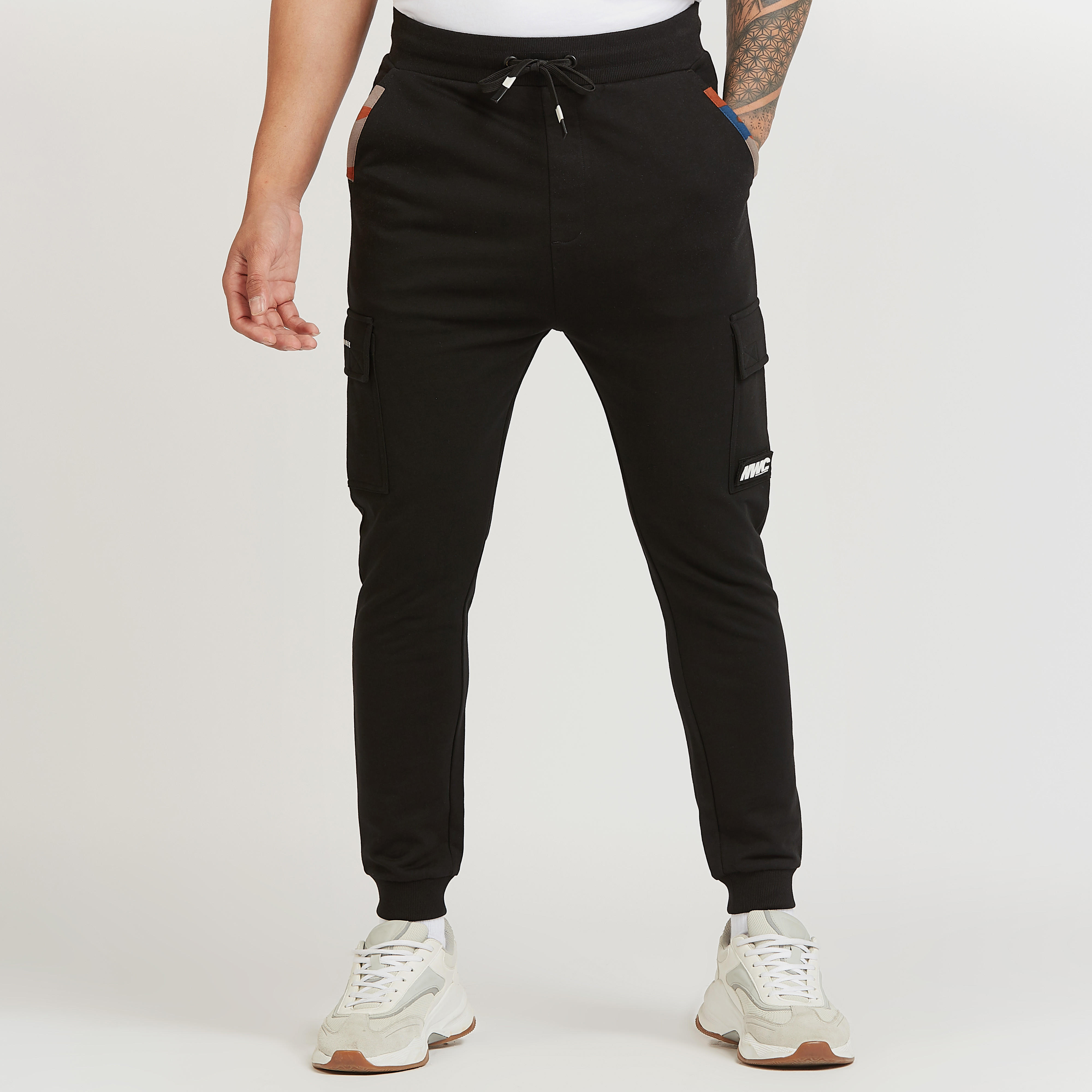 بنطلون كارجو طويل بقصّة سكيني وخصر متوسط الارتفاع وجيوب-men-clothing-bottoms-joggers-image-1