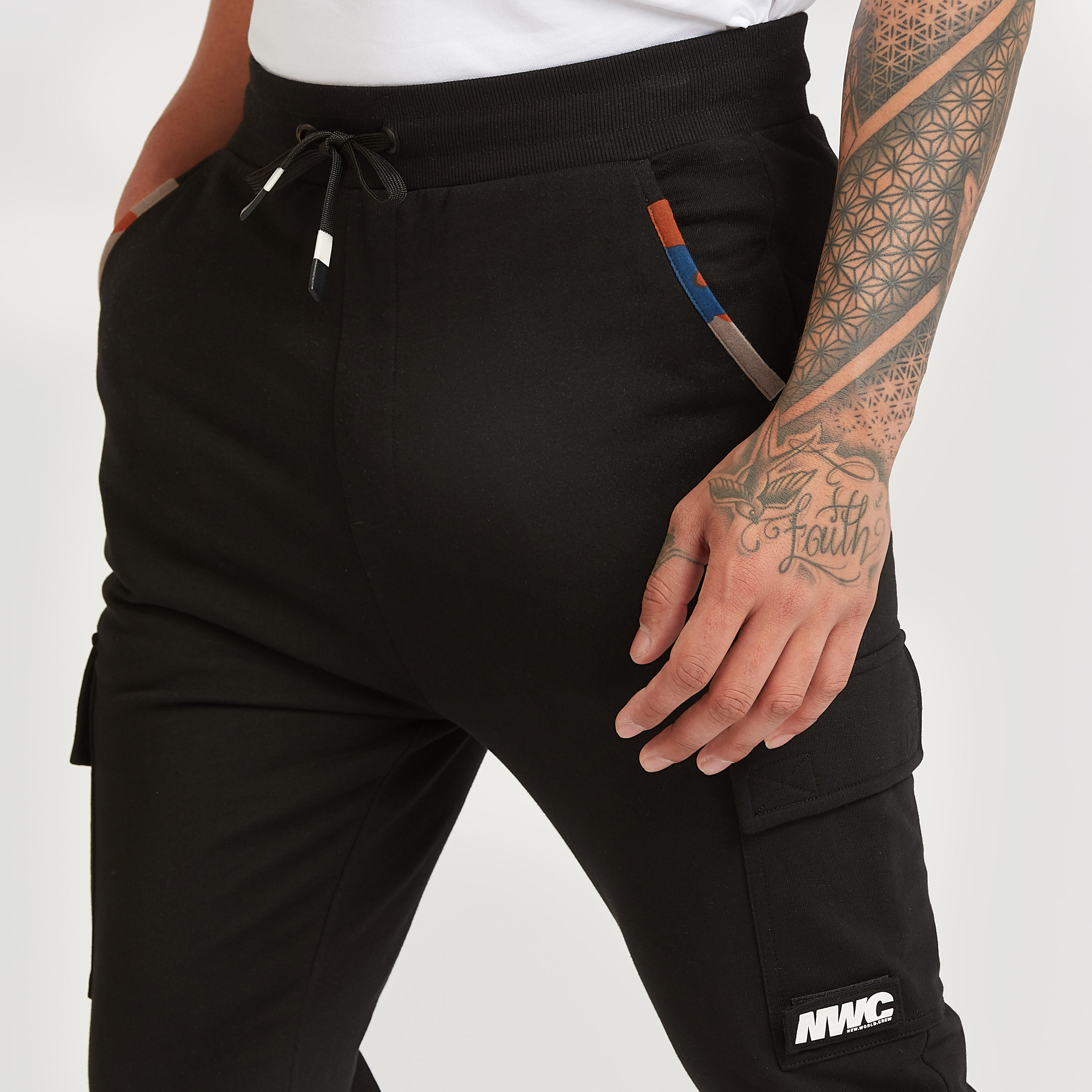 بنطلون كارجو طويل بقصّة سكيني وخصر متوسط الارتفاع وجيوب-men-clothing-bottoms-joggers-image-3