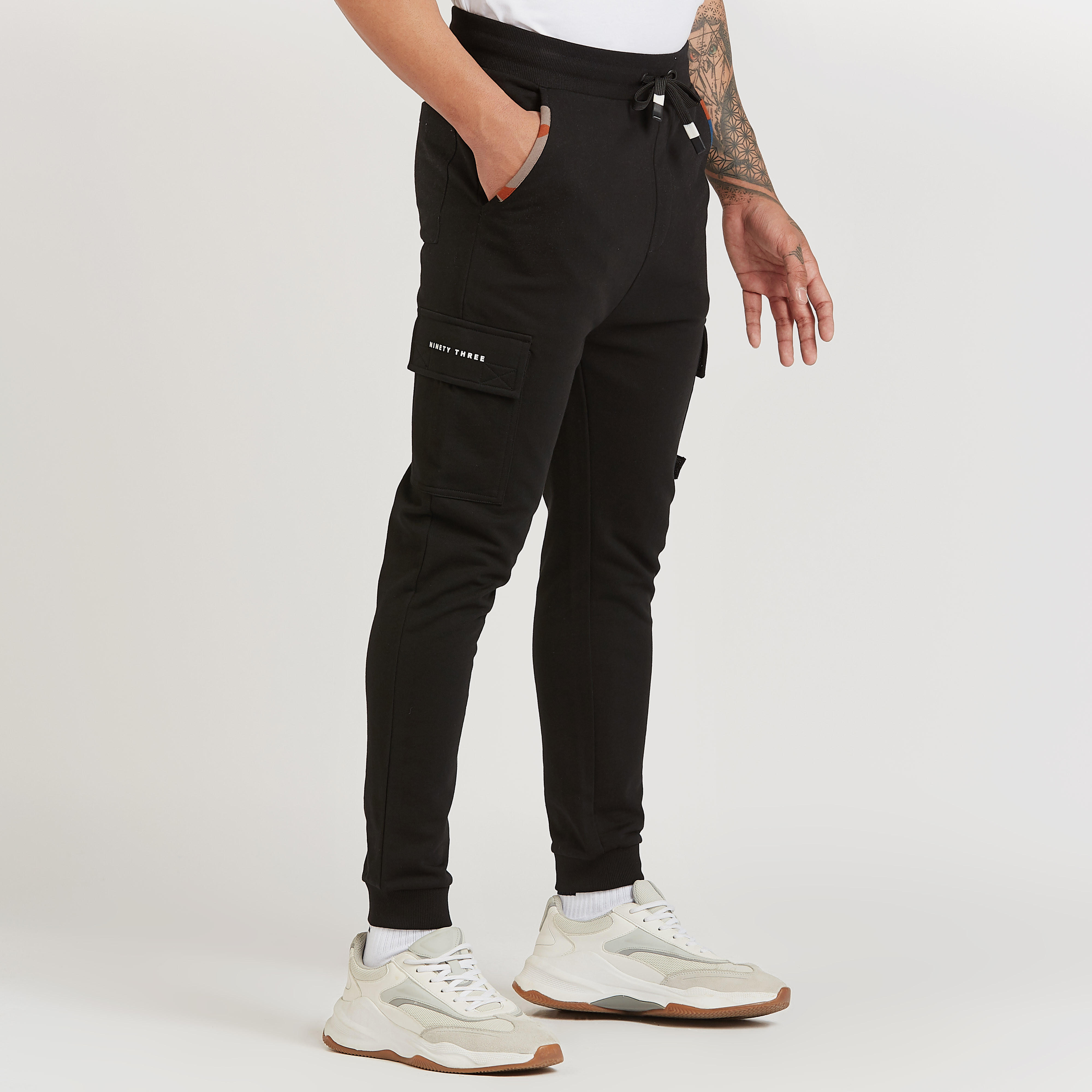 بنطلون كارجو طويل بقصّة سكيني وخصر متوسط الارتفاع وجيوب-men-clothing-bottoms-joggers-image-5