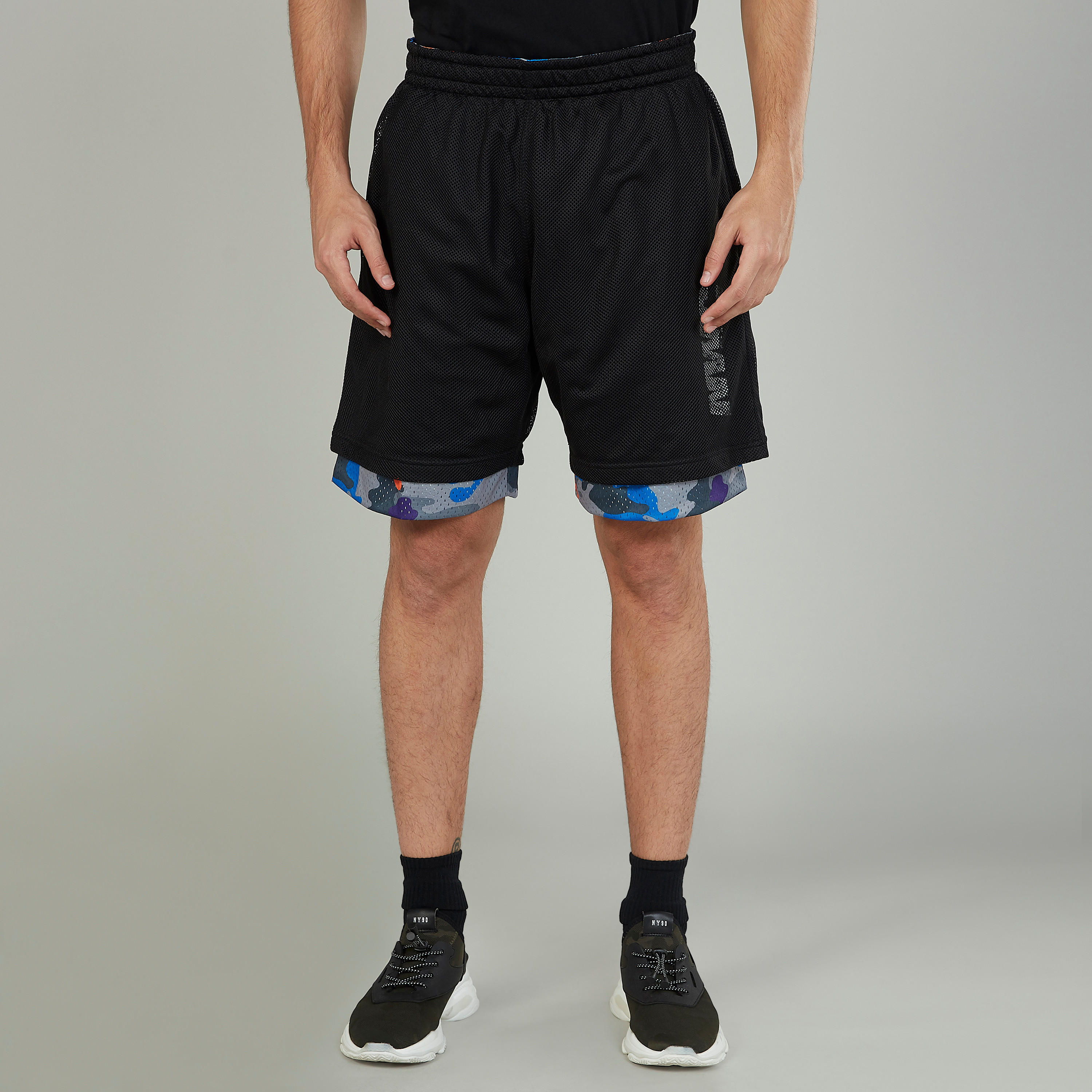 شورت سليم بخصر متوسط الارتفاع وجيوب وطبعات-men-clothing-bottoms-shorts-image-1