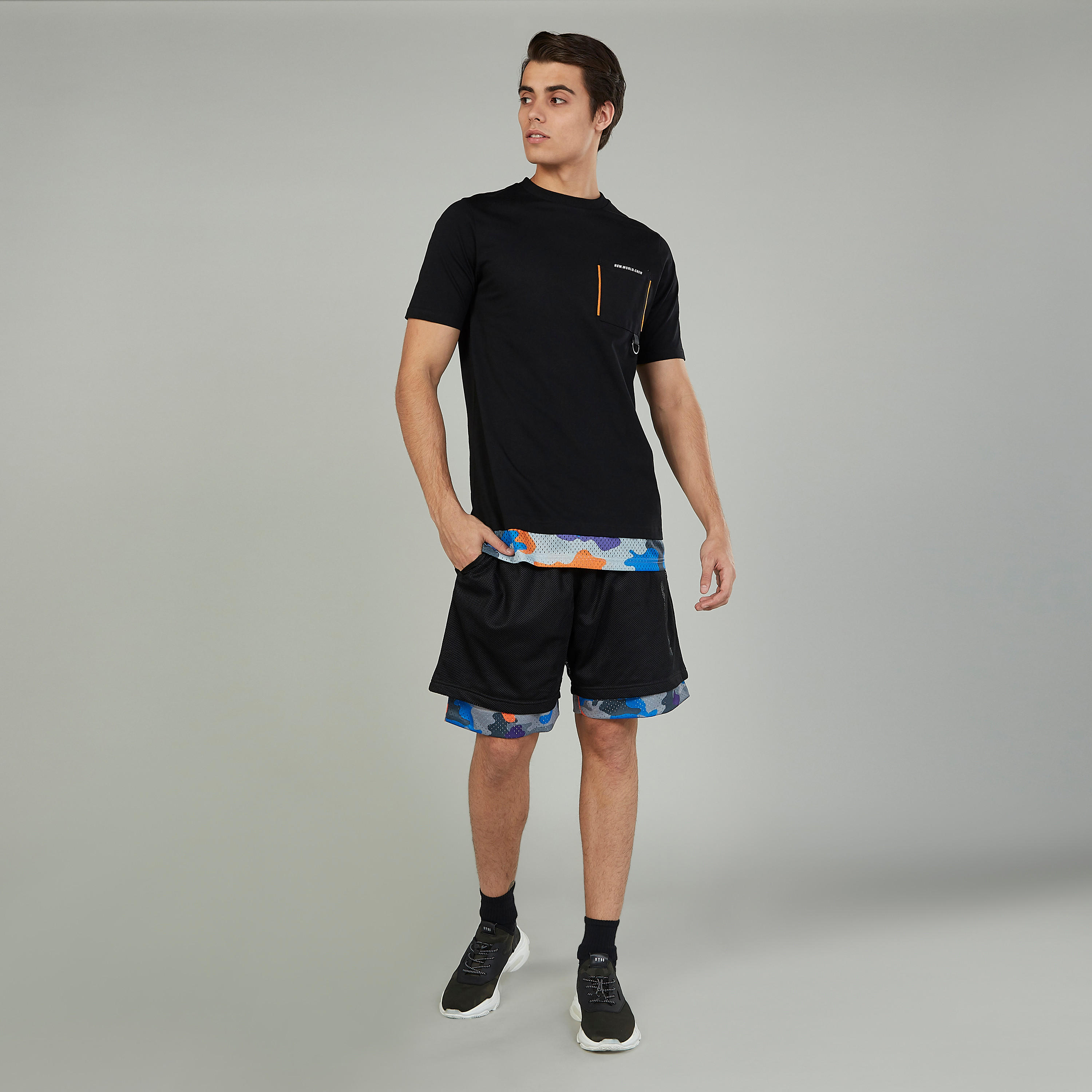 شورت سليم بخصر متوسط الارتفاع وجيوب وطبعات-men-clothing-bottoms-shorts-image-2