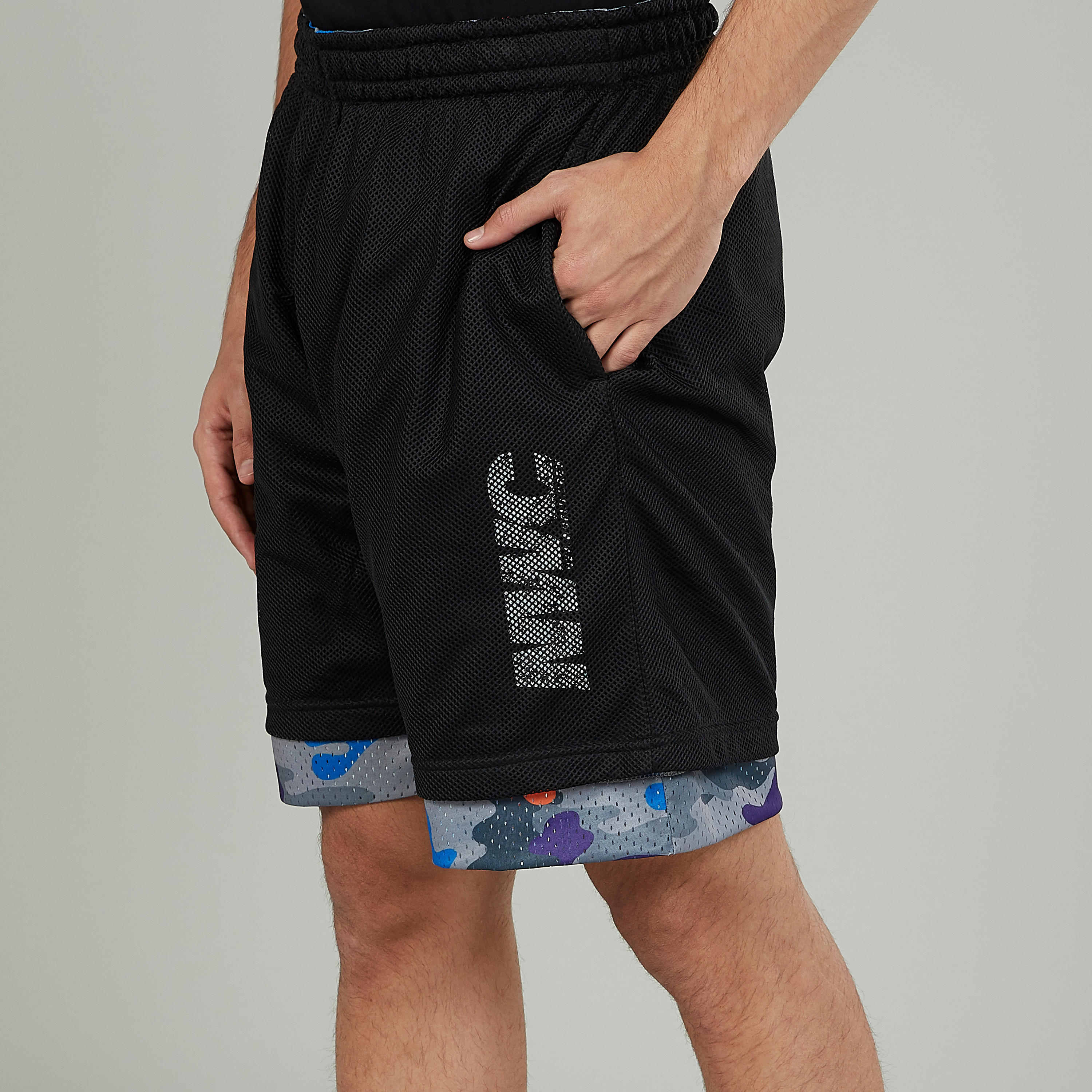 شورت سليم بخصر متوسط الارتفاع وجيوب وطبعات-men-clothing-bottoms-shorts-image-3