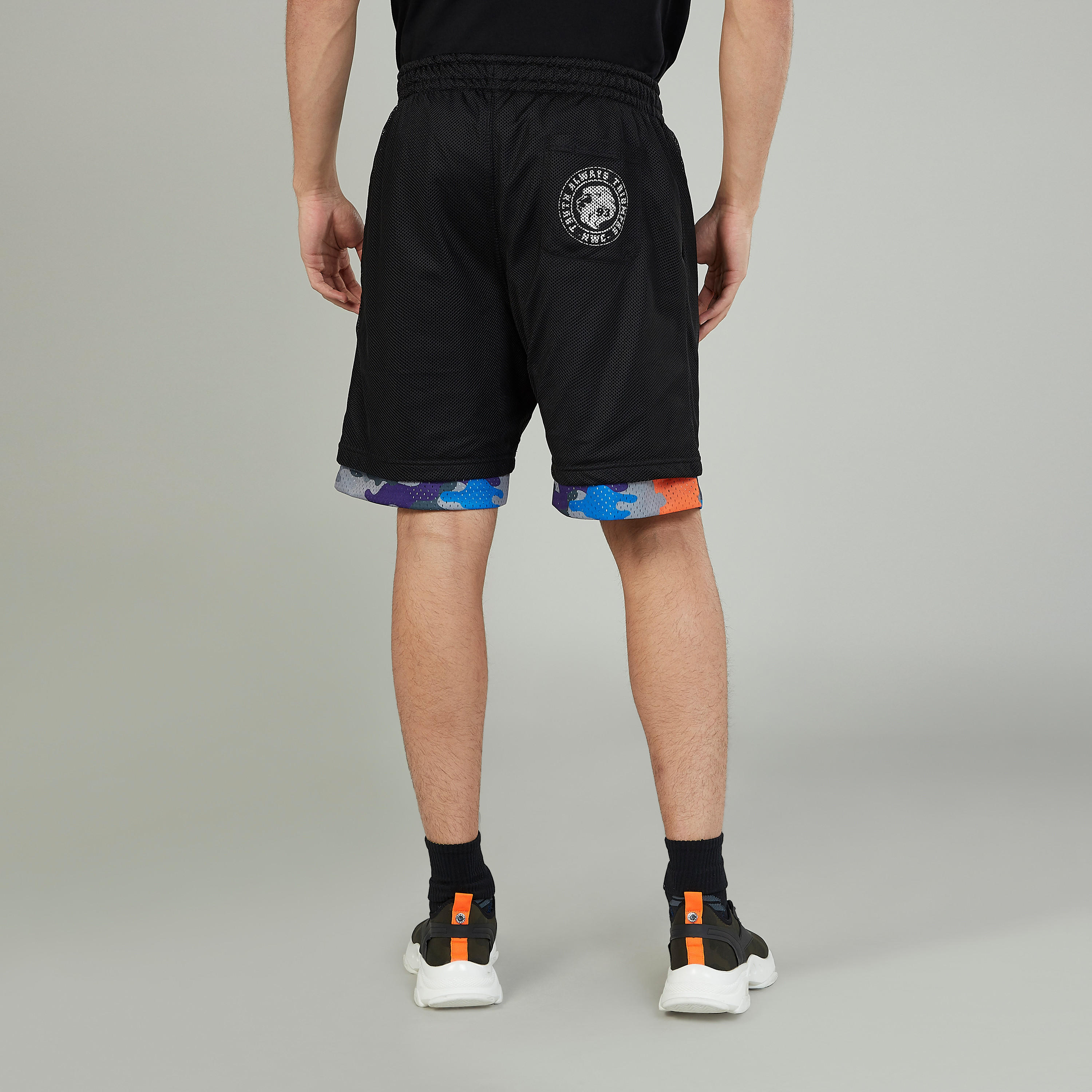 شورت سليم بخصر متوسط الارتفاع وجيوب وطبعات-men-clothing-bottoms-shorts-image-4