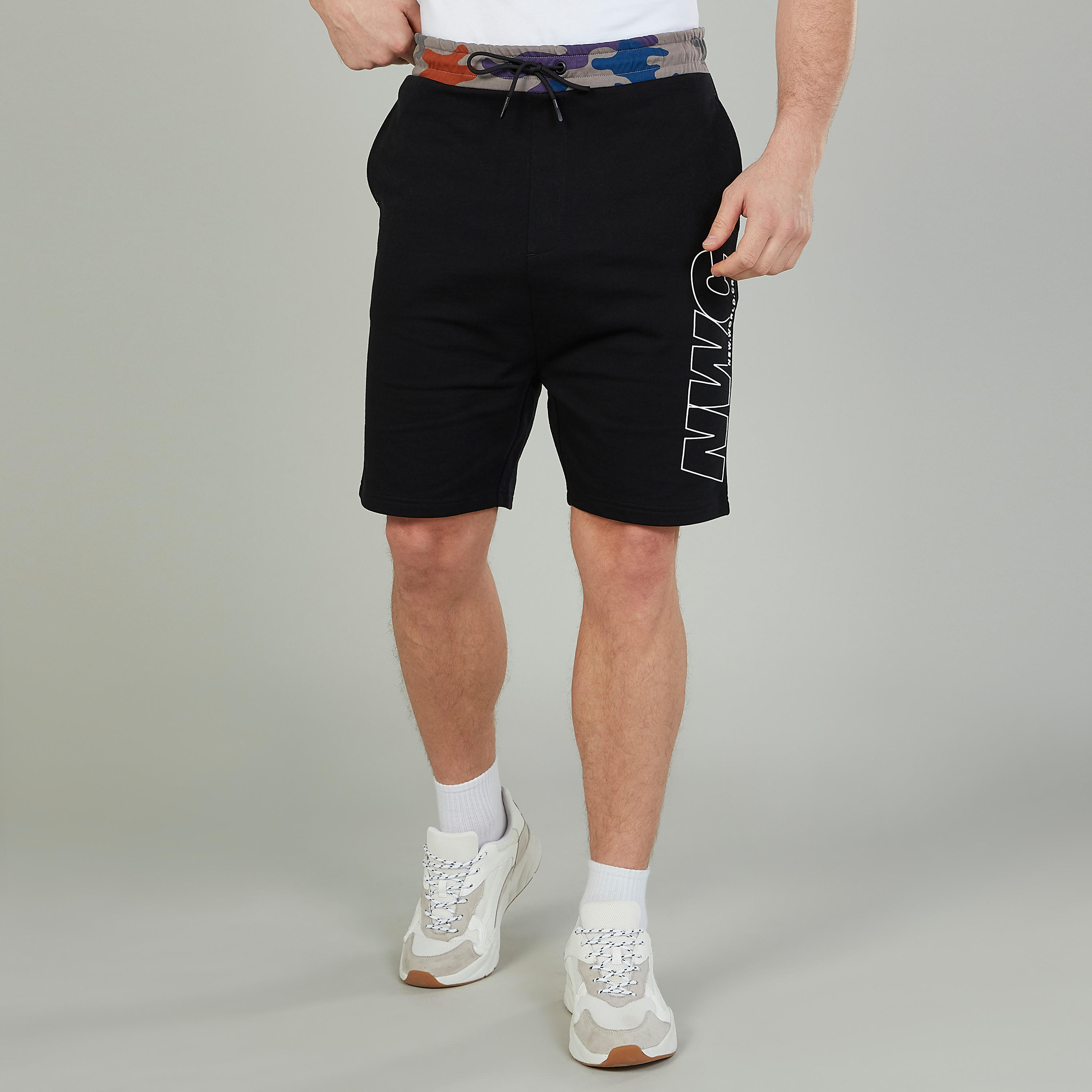 شورت سليم بخصر متوسط الارتفاع وجيوب وطبعات-men-clothing-bottoms-shorts-image-1
