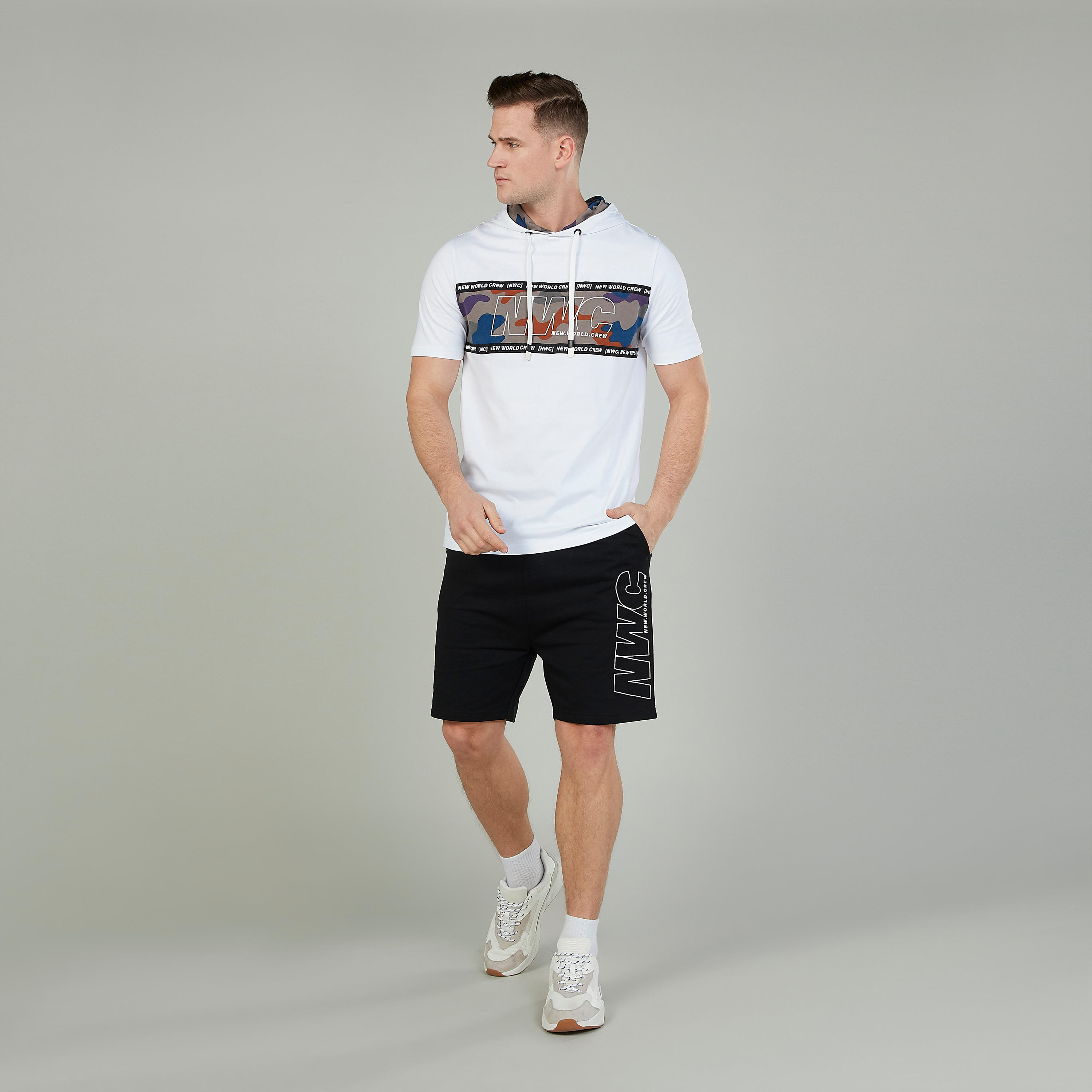 شورت سليم بخصر متوسط الارتفاع وجيوب وطبعات-men-clothing-bottoms-shorts-image-2