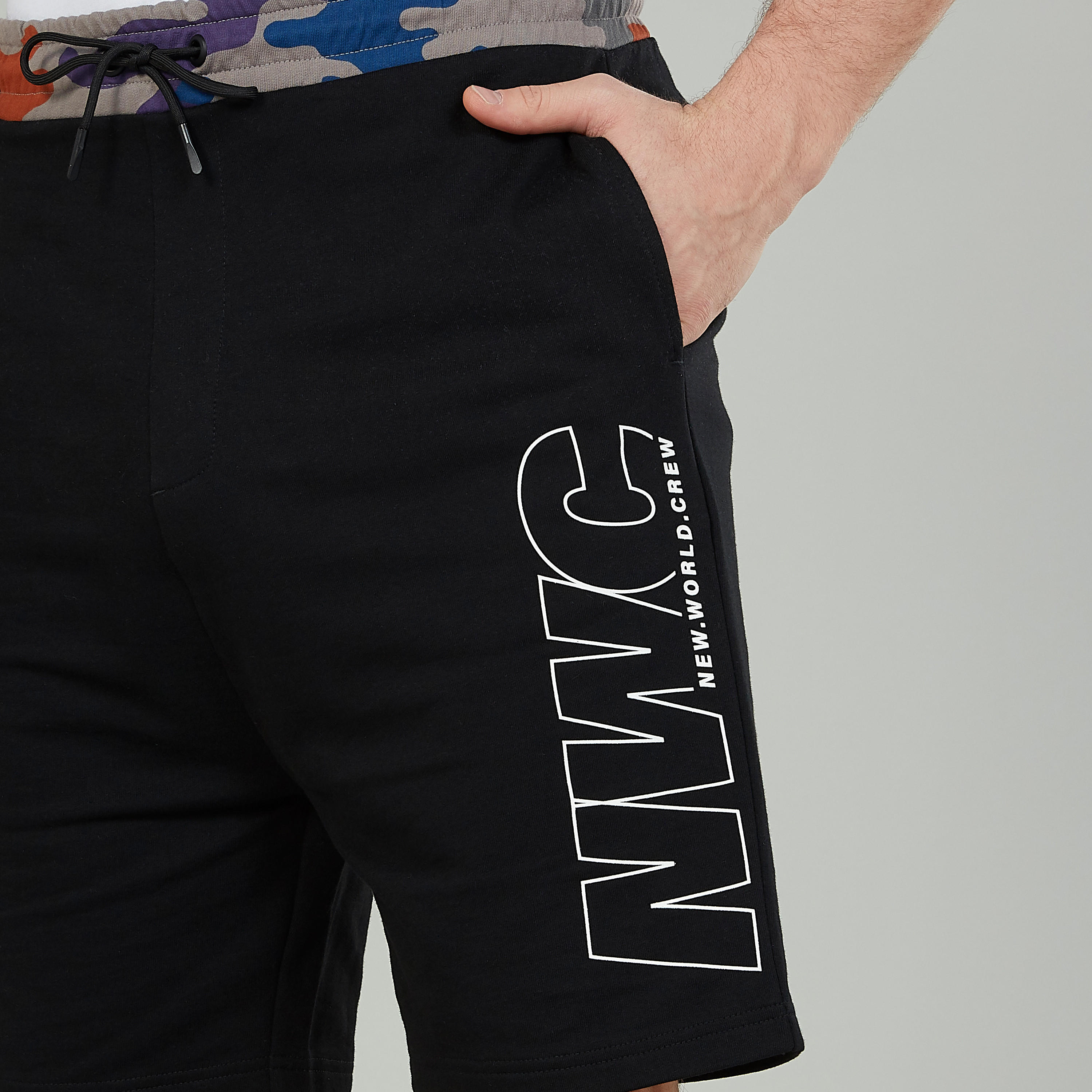 شورت سليم بخصر متوسط الارتفاع وجيوب وطبعات-men-clothing-bottoms-shorts-image-3