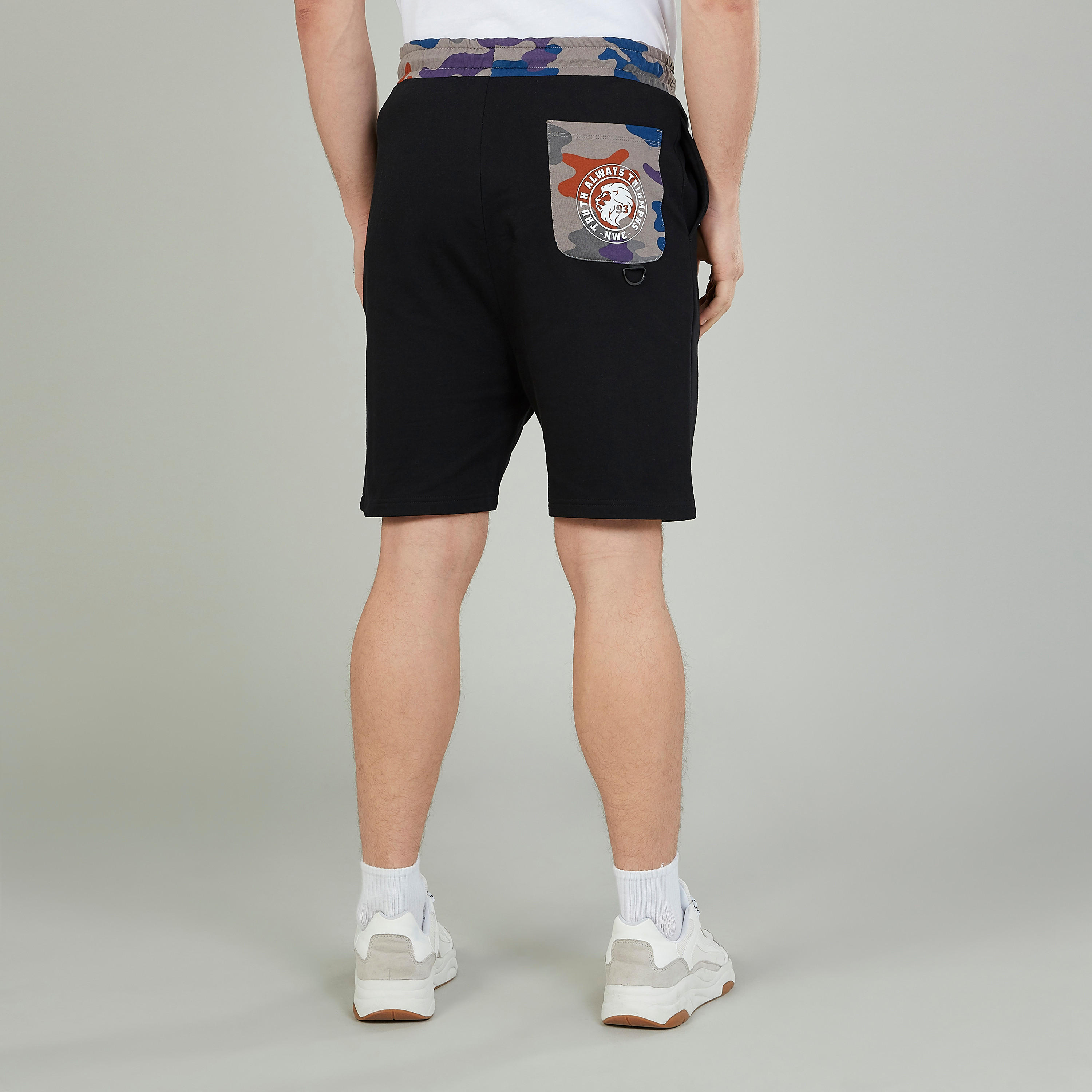 شورت سليم بخصر متوسط الارتفاع وجيوب وطبعات-men-clothing-bottoms-shorts-image-4