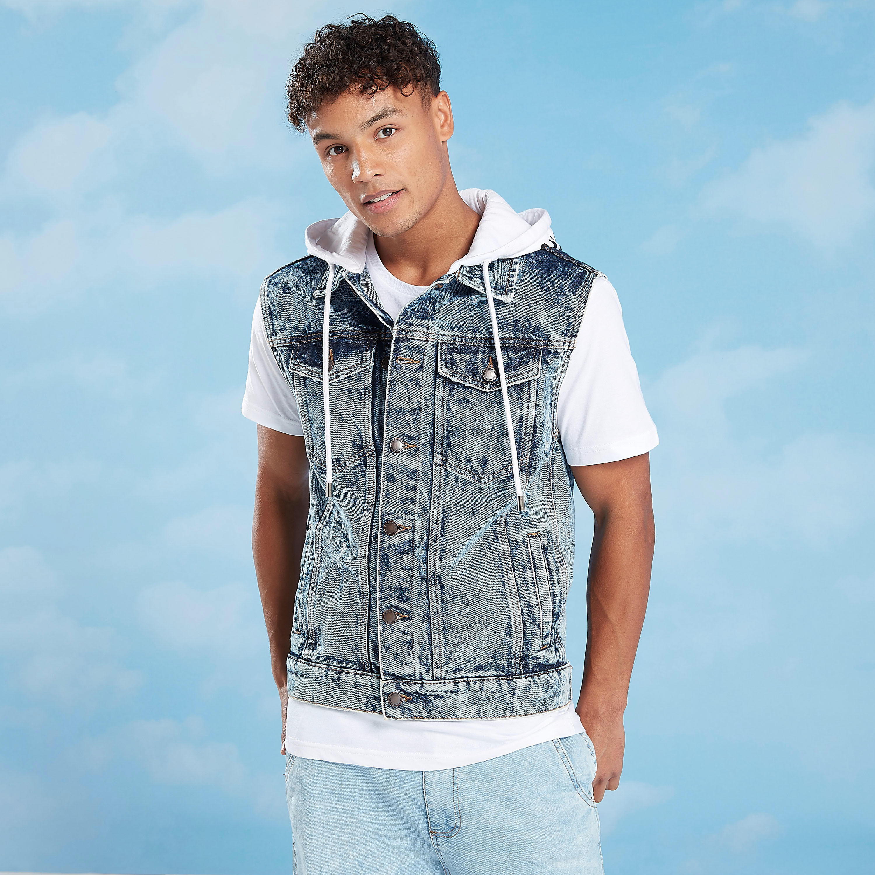 جاكيت سليم دون اكمام بارز الملمس بقبعة وجيوب بطية-men-clothing-jacketsandblazers-jackets-image-1