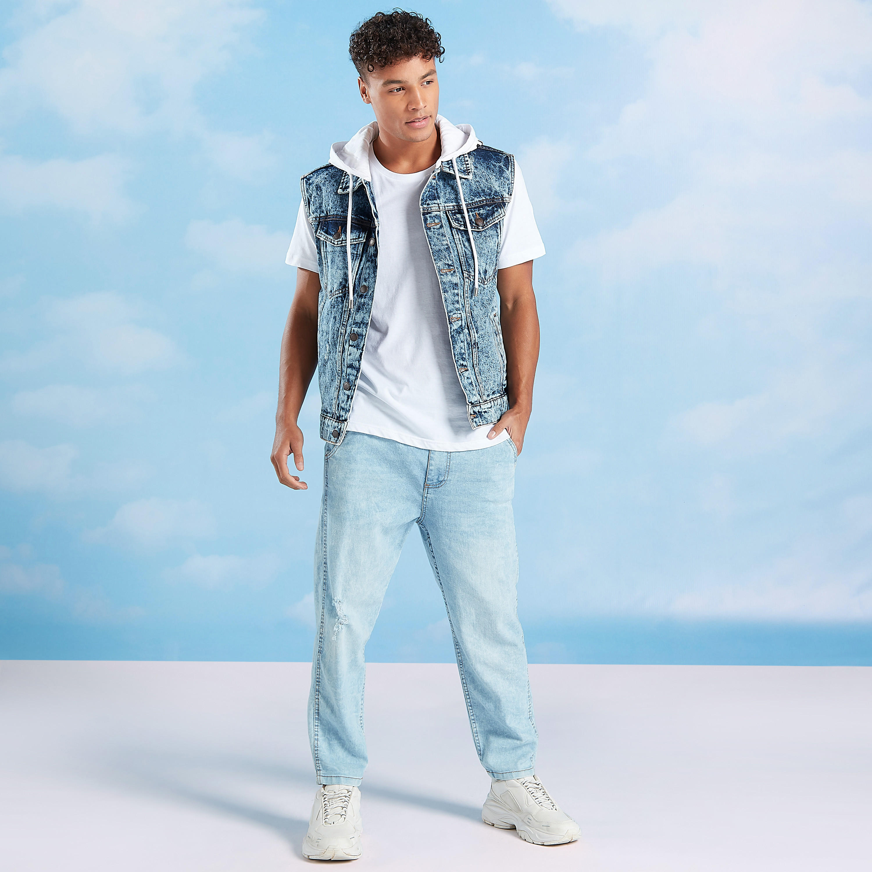 جاكيت سليم دون اكمام بارز الملمس بقبعة وجيوب بطية-men-clothing-jacketsandblazers-jackets-image-2