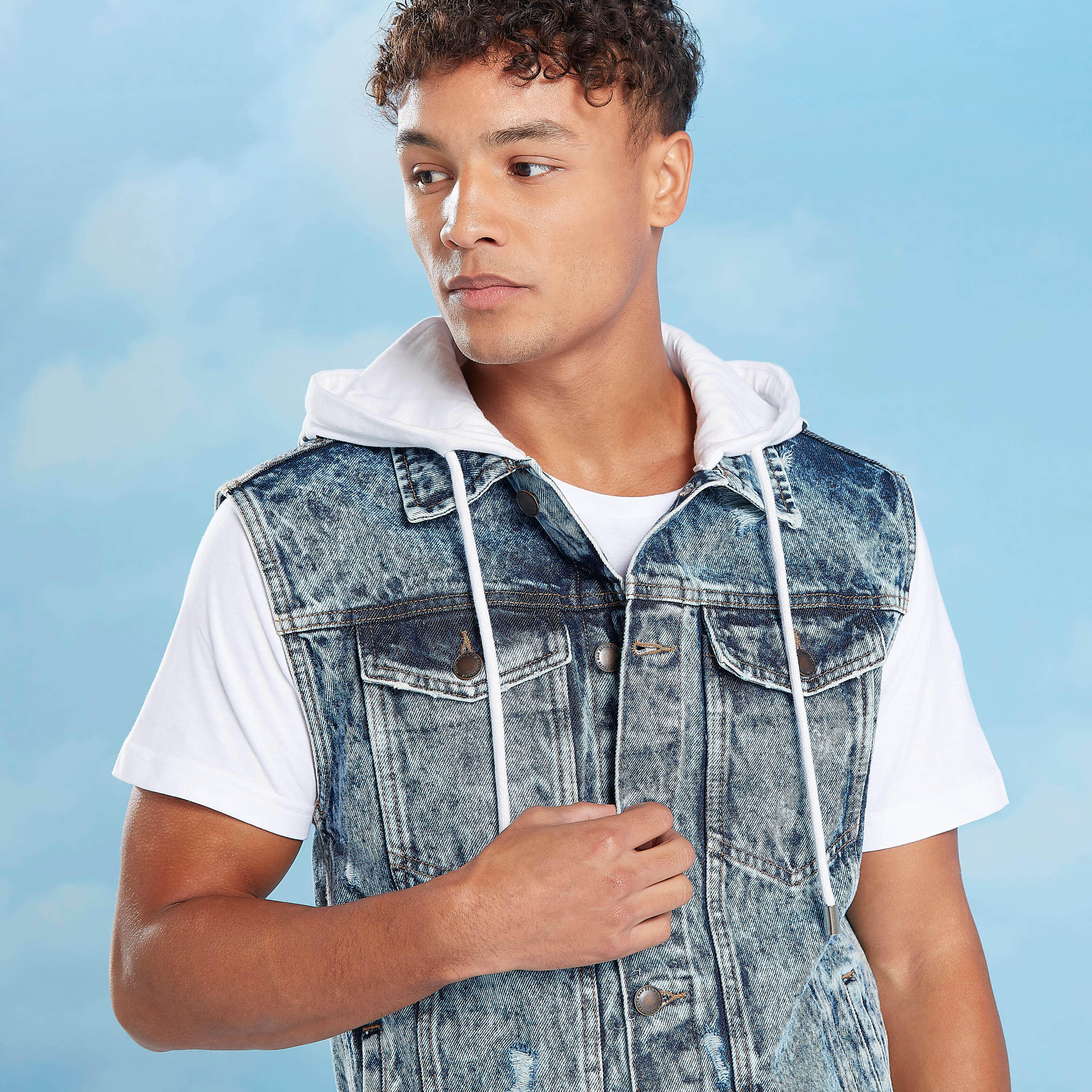جاكيت سليم دون اكمام بارز الملمس بقبعة وجيوب بطية-men-clothing-jacketsandblazers-jackets-image-3