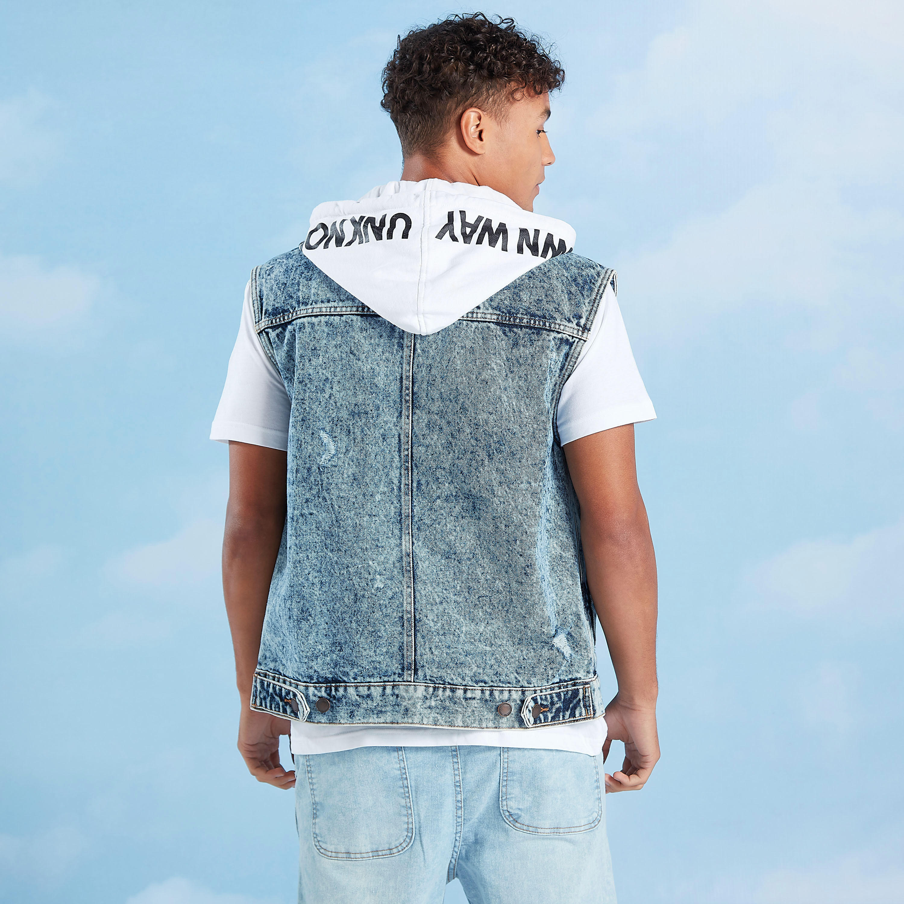 جاكيت سليم دون اكمام بارز الملمس بقبعة وجيوب بطية-men-clothing-jacketsandblazers-jackets-image-4