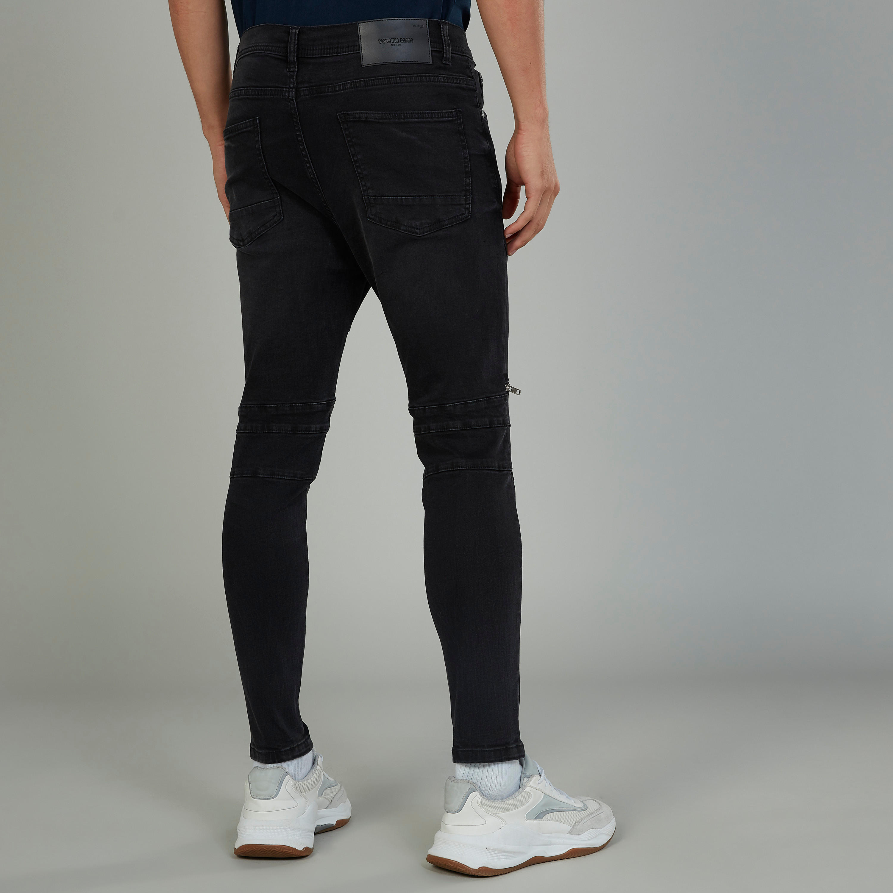 جينز طويل بقصّة سكيني وخصر متوسط الارتفاع وجيوب-men-clothing-bottoms-jeans-image-4