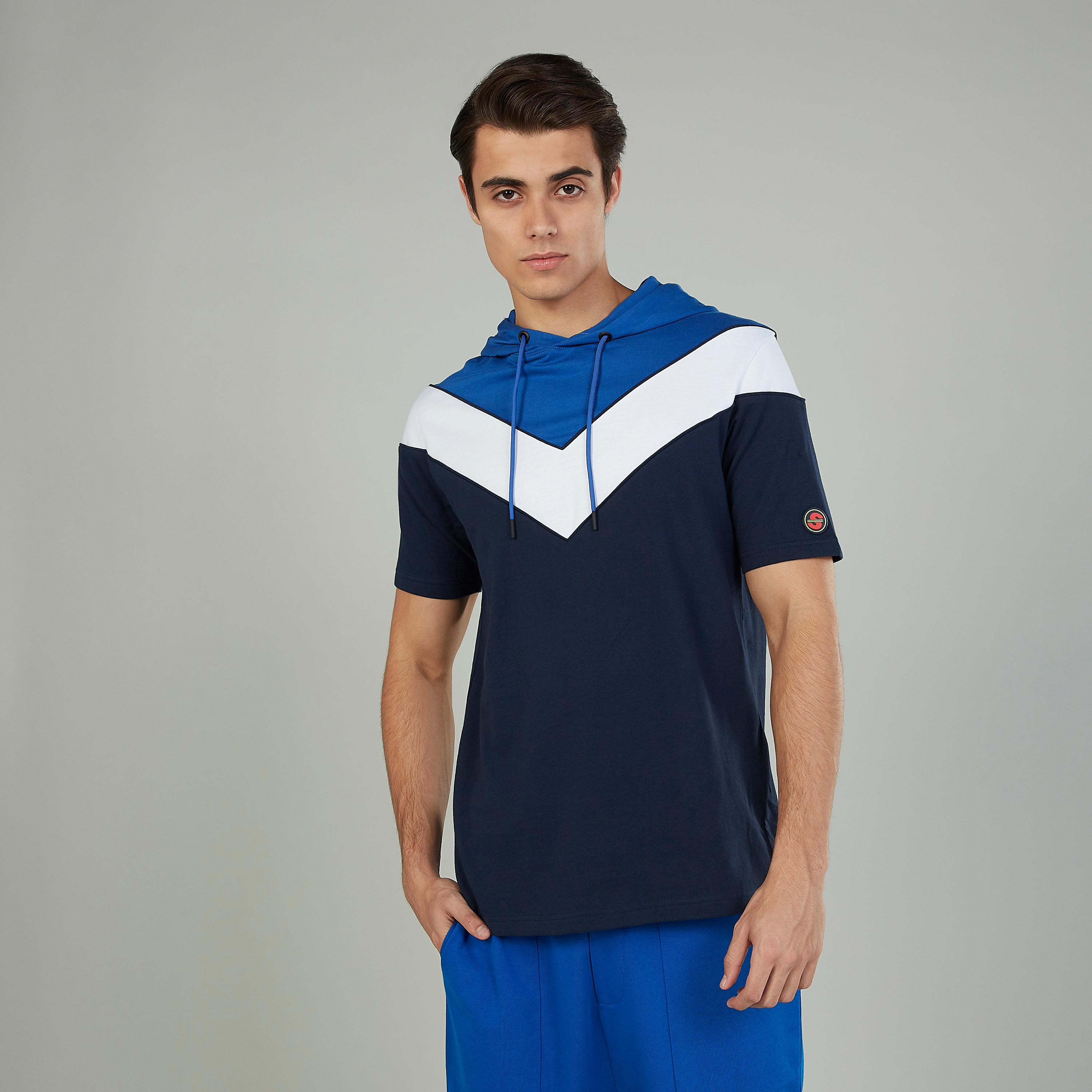 تيشيرت بقبّعة وأكمام قصيرة وطبعات-men-clothing-tshirtsandpolos-tshirts-image-1