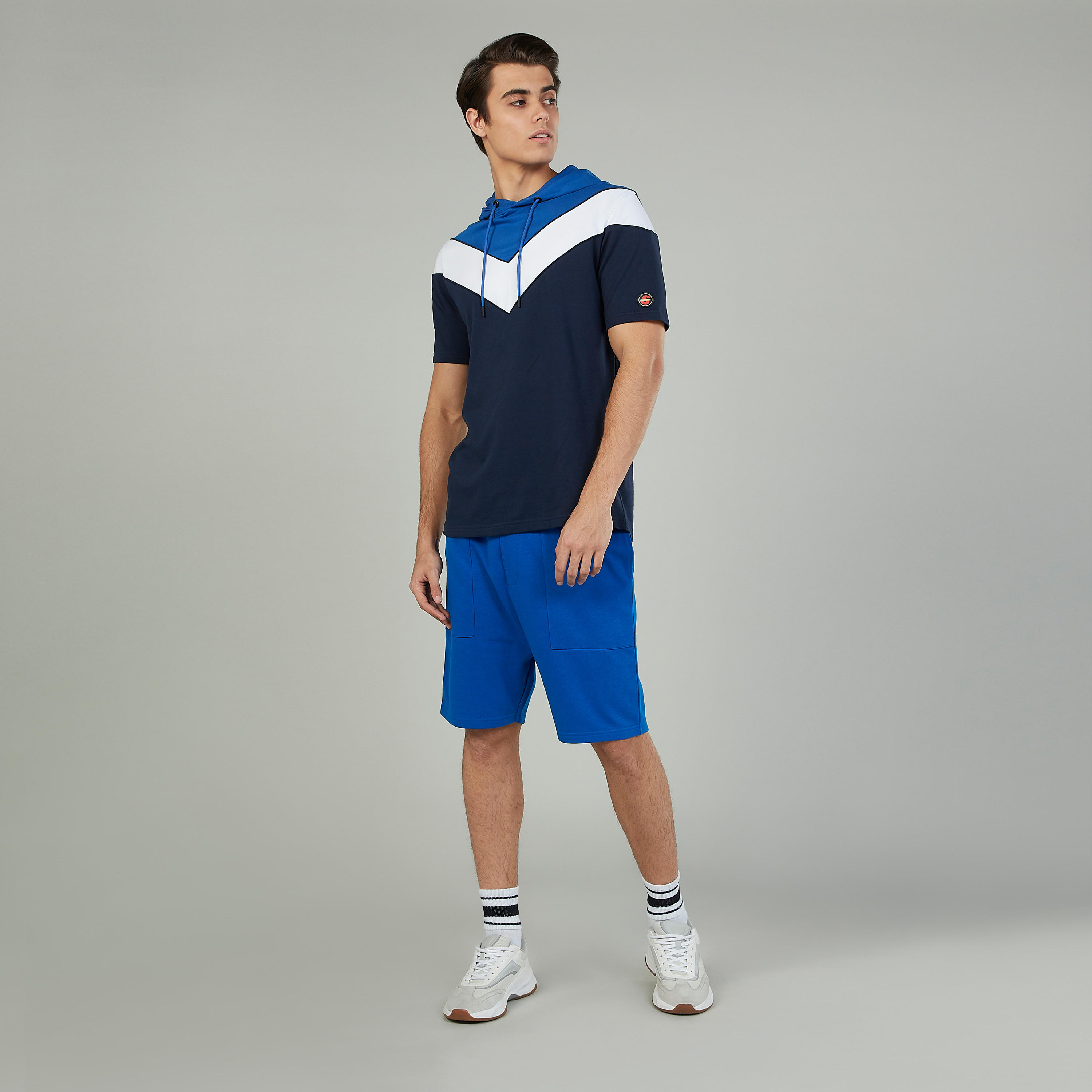 تيشيرت بقبّعة وأكمام قصيرة وطبعات-men-clothing-tshirtsandpolos-tshirts-image-2