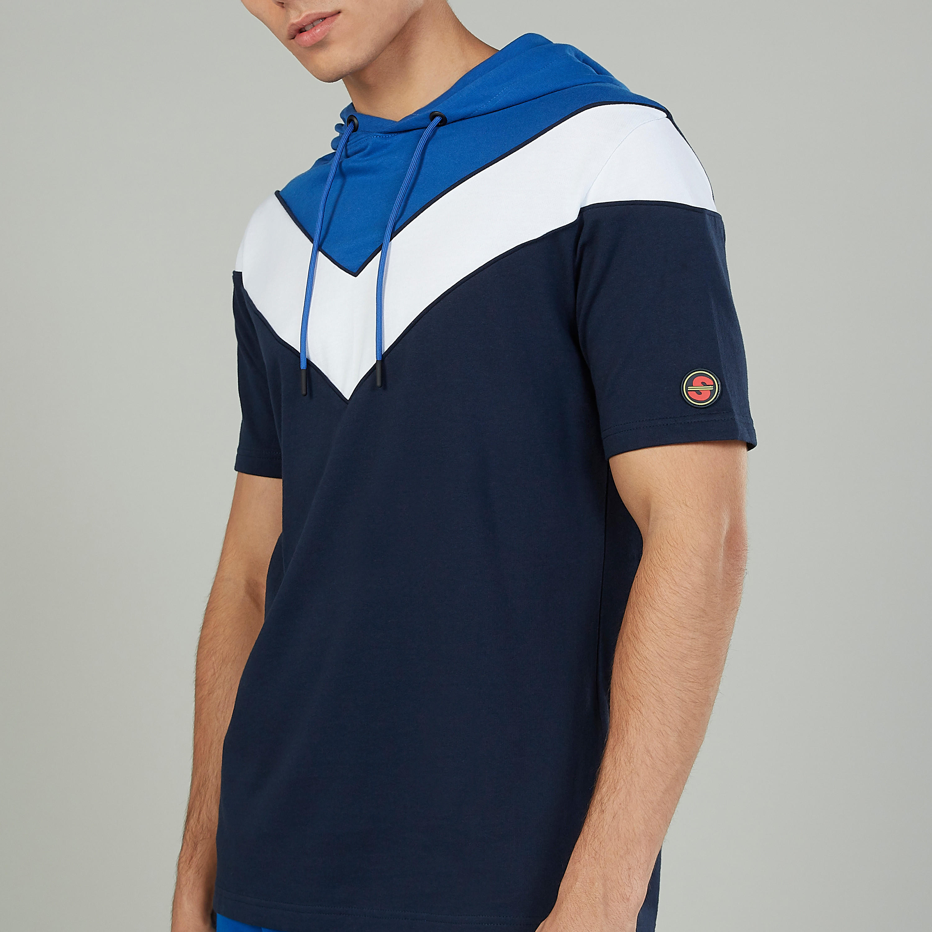 تيشيرت بقبّعة وأكمام قصيرة وطبعات-men-clothing-tshirtsandpolos-tshirts-image-3