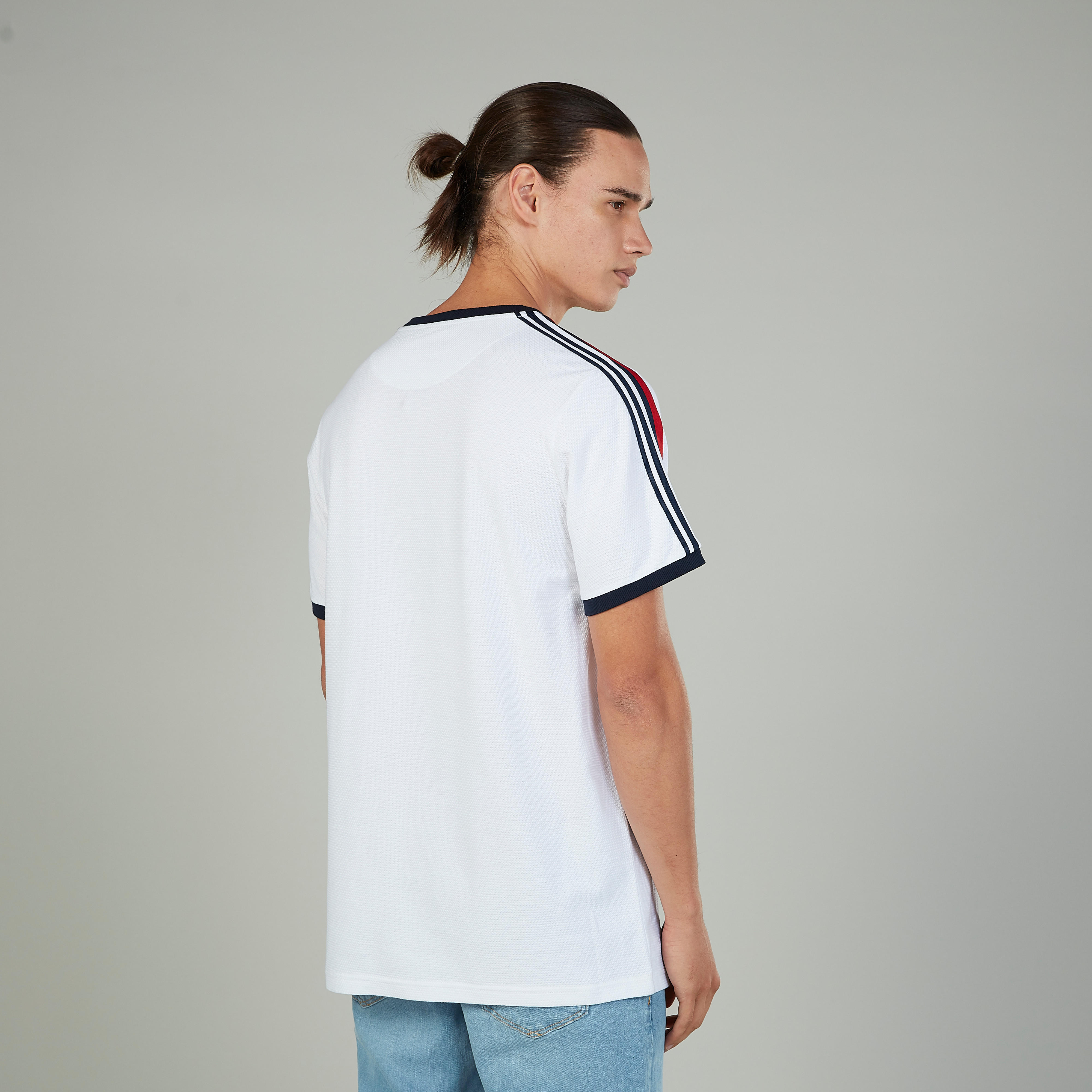 تيشيرت بياقة ضيّقة وأكمام قصيرة وطبعات-men-clothing-tshirtsandpolos-tshirts-image-2