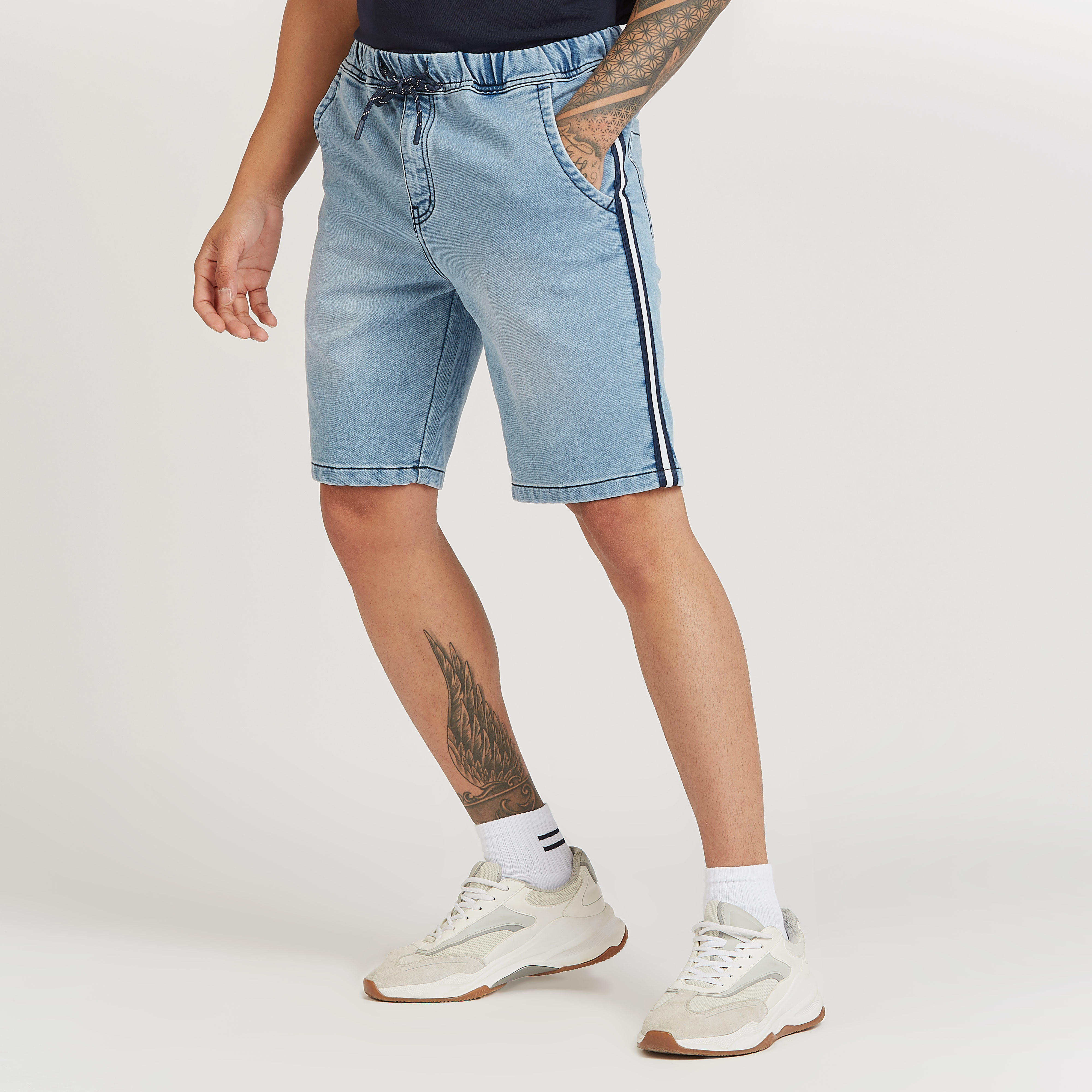 شورت بخصر متوسط الارتفاع ورباط وجيوب وشريطة-men-clothing-bottoms-shorts-image-4