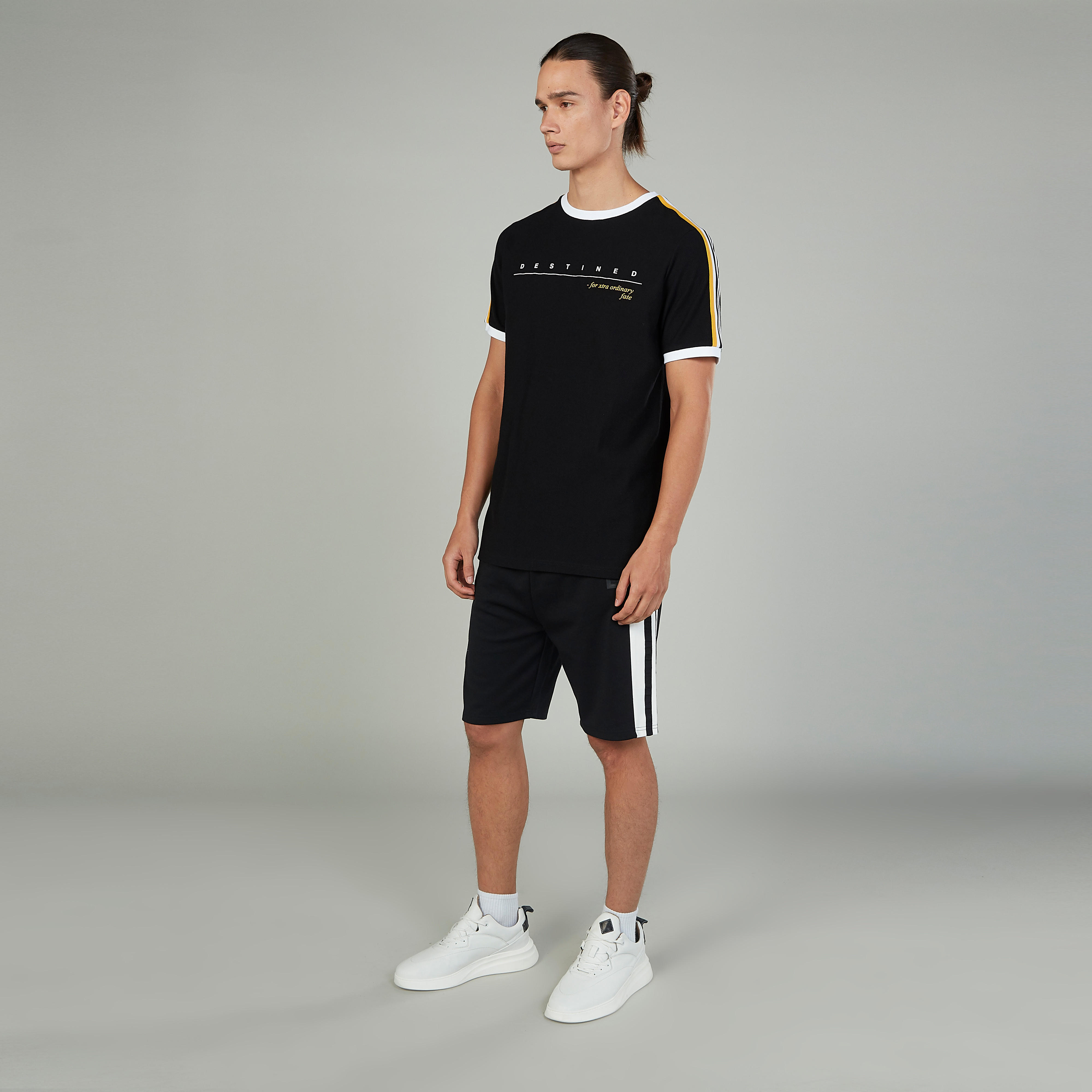 تيشيرت بياقة ضيّقة وأكمام قصيرة وطبعات-men-clothing-tshirtsandpolos-tshirts-image-2