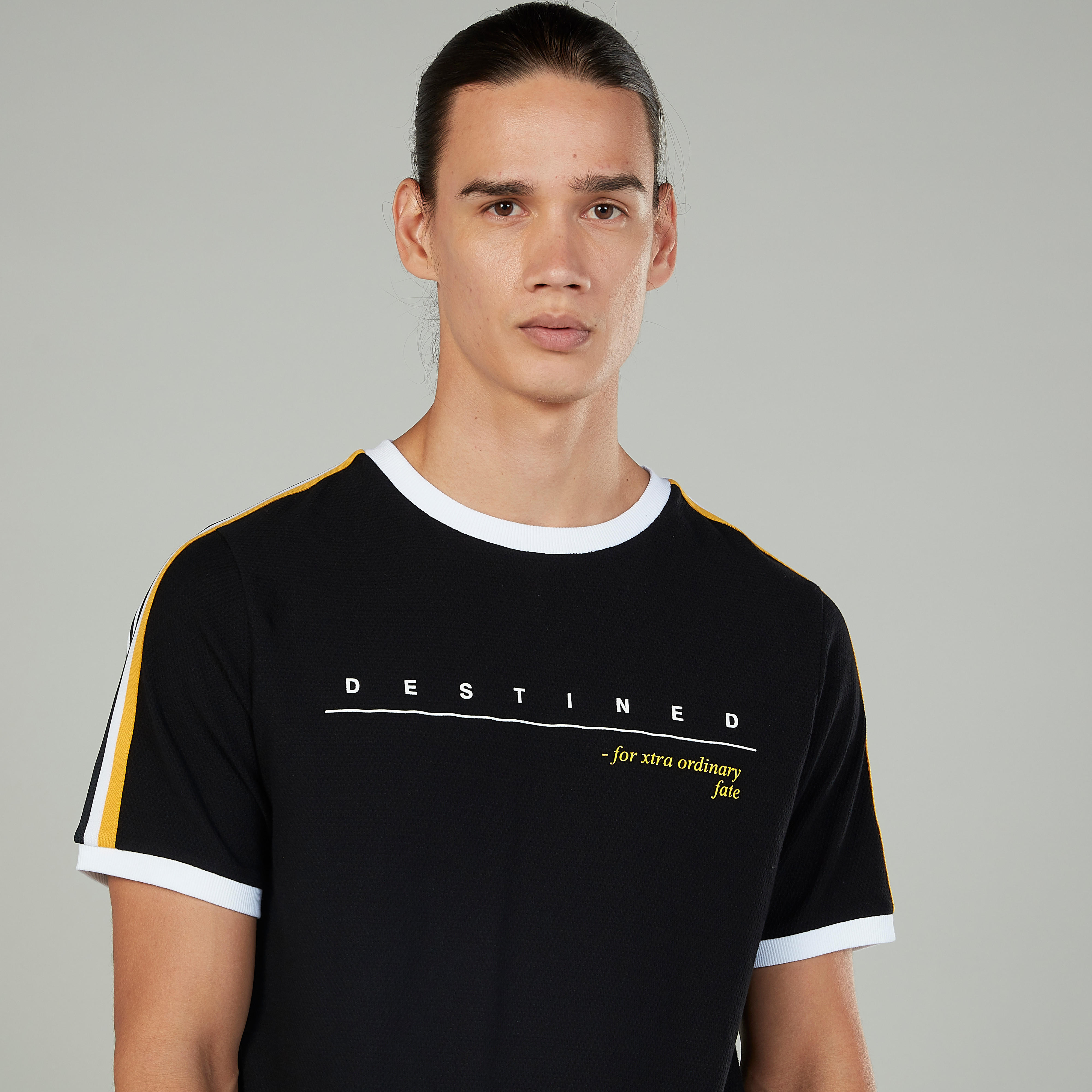 تيشيرت بياقة ضيّقة وأكمام قصيرة وطبعات-men-clothing-tshirtsandpolos-tshirts-image-3