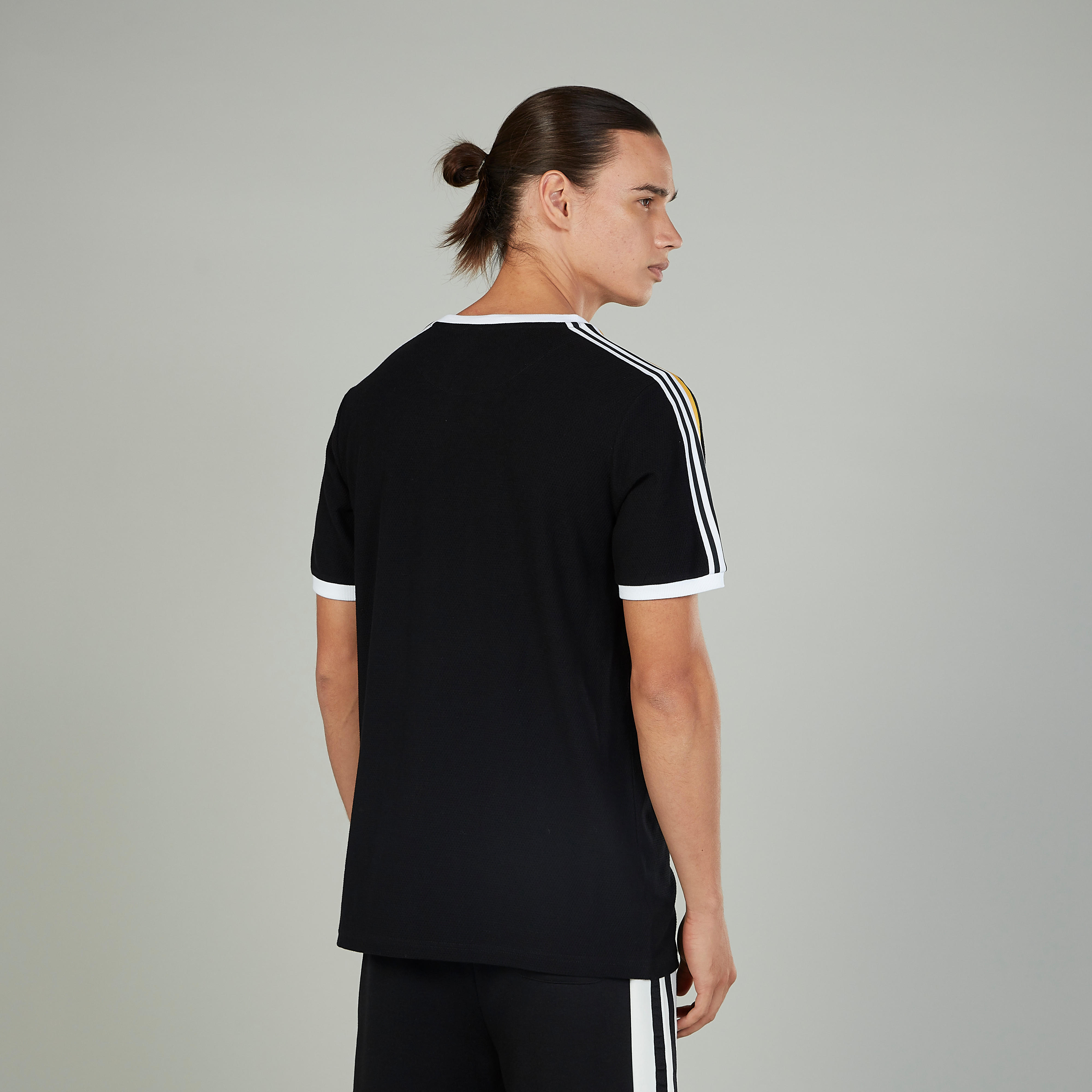 تيشيرت بياقة ضيّقة وأكمام قصيرة وطبعات-men-clothing-tshirtsandpolos-tshirts-image-4