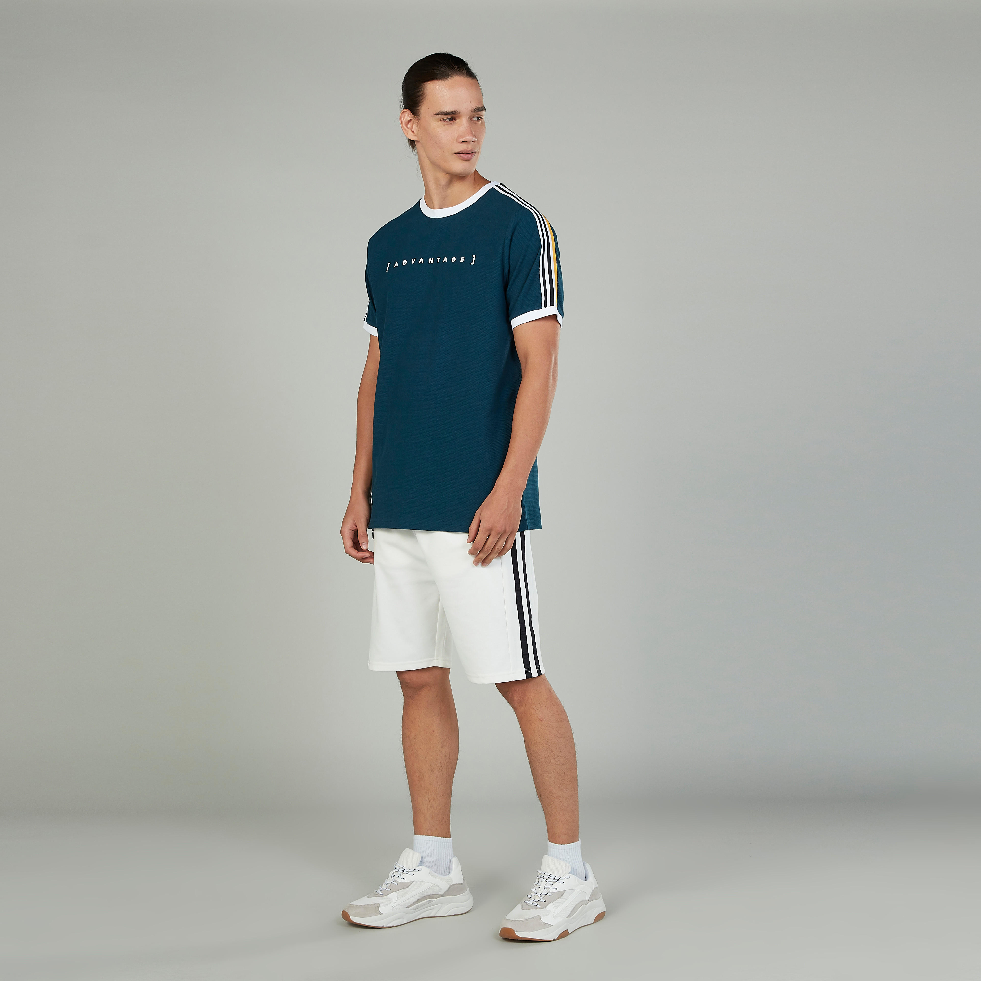 تيشيرت بياقة ضيّقة وأكمام قصيرة وطبعات-men-clothing-tshirtsandpolos-tshirts-image-2
