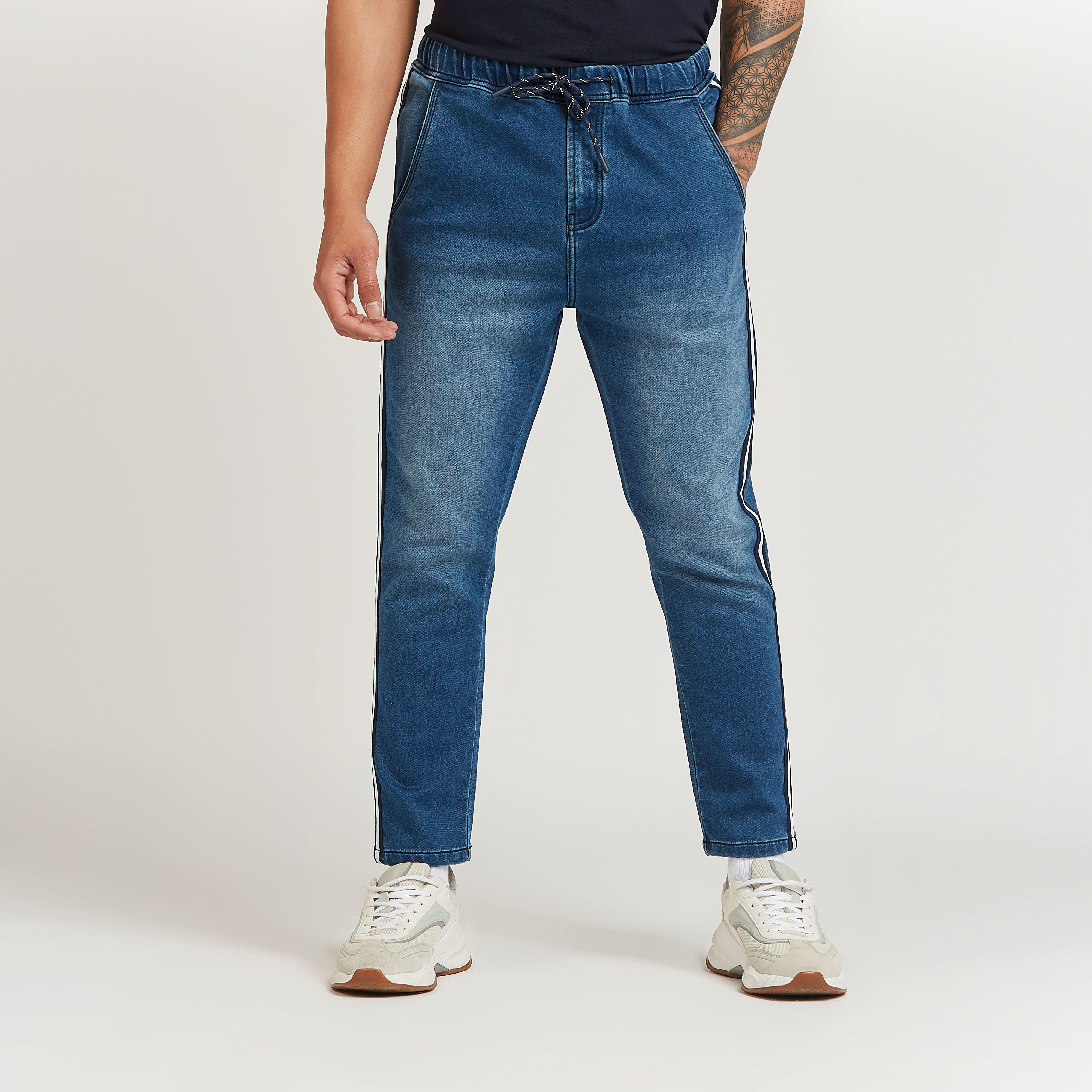 بنطلون دنيم بشريطة ورباط إغلاق وجيوب-men-clothing-bottoms-jeans-image-6