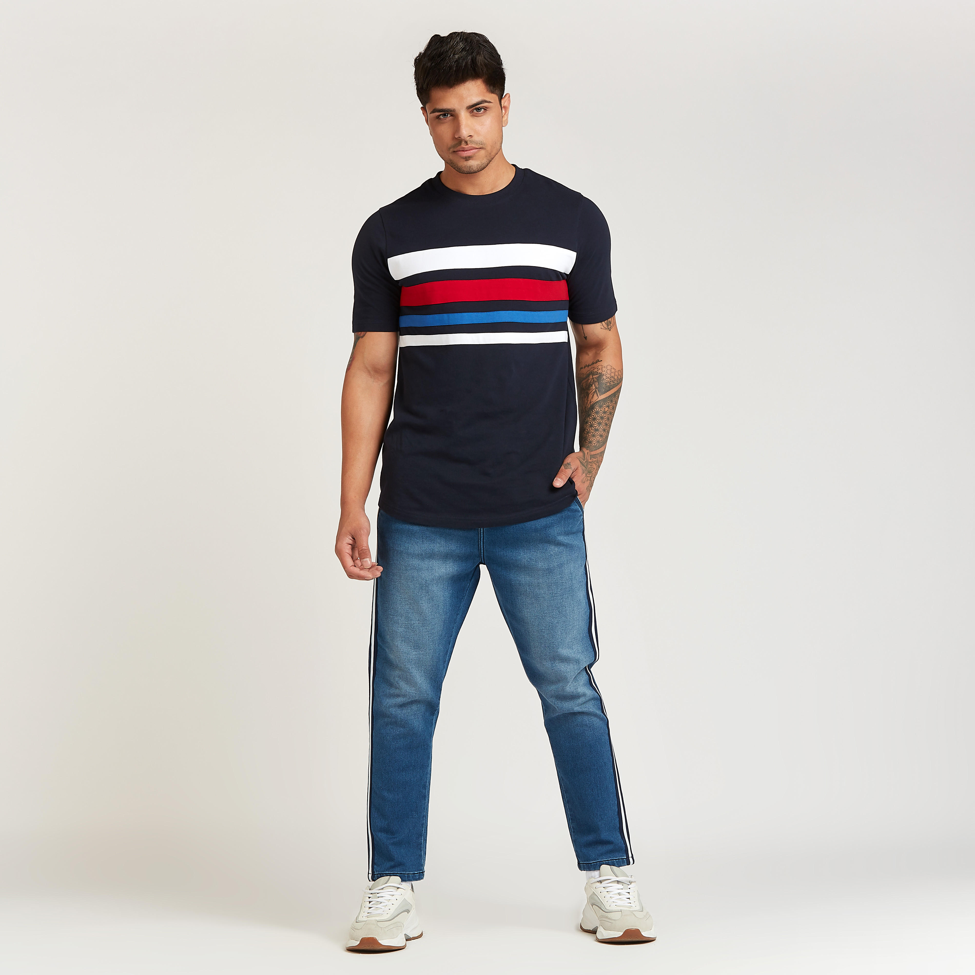 بنطلون دنيم بشريطة ورباط إغلاق وجيوب-men-clothing-bottoms-jeans-image-5