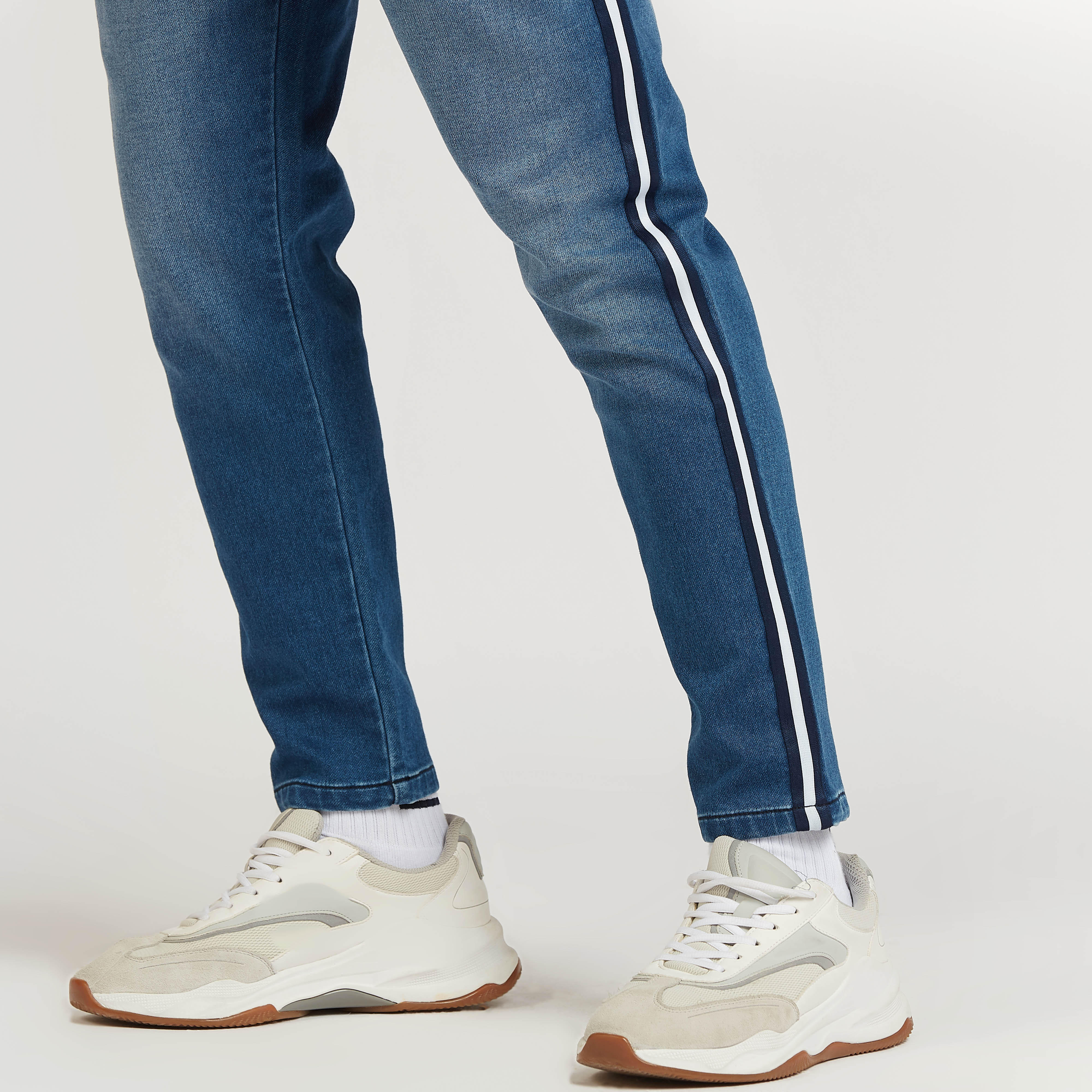 بنطلون دنيم بشريطة ورباط إغلاق وجيوب-men-clothing-bottoms-jeans-image-4