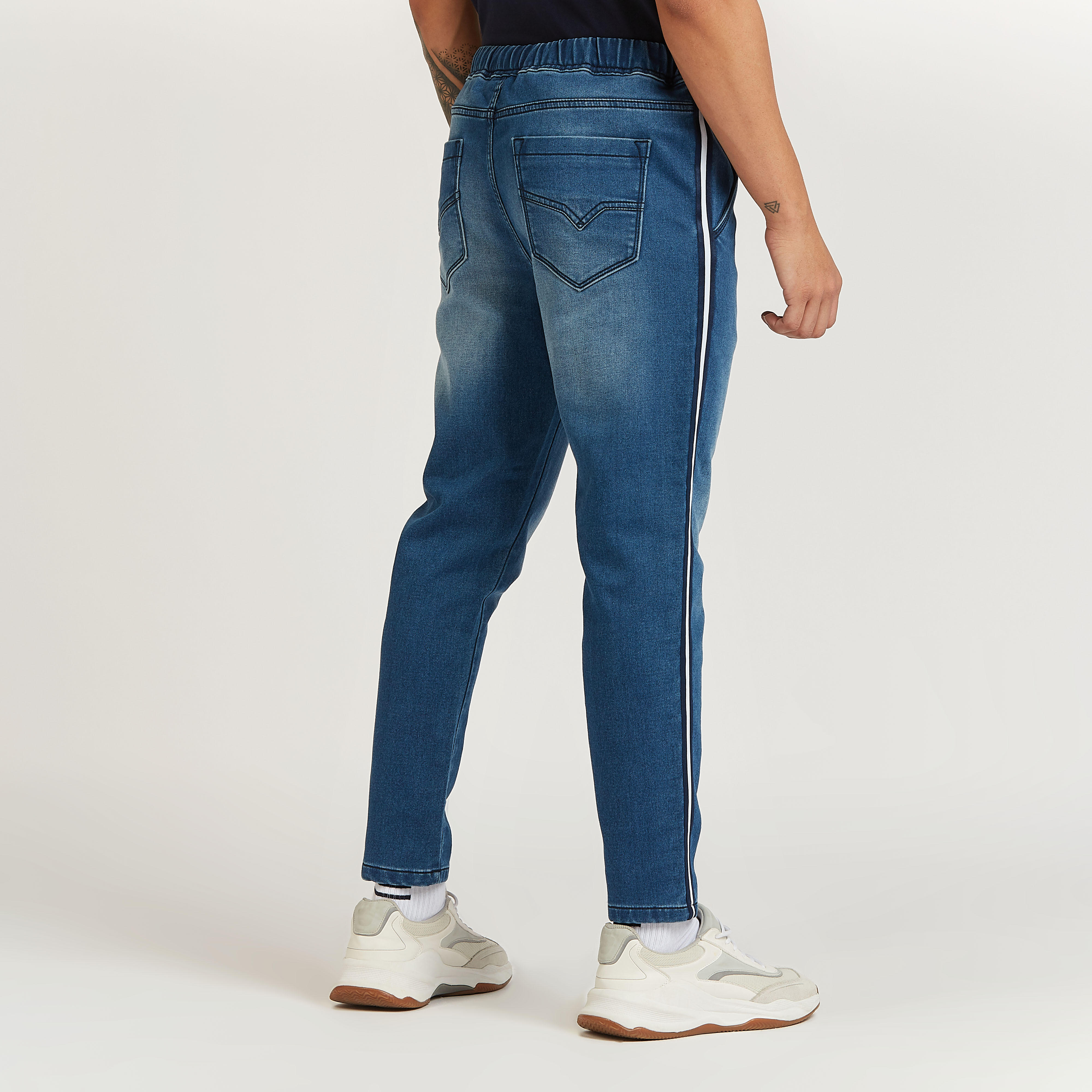 بنطلون دنيم بشريطة ورباط إغلاق وجيوب-men-clothing-bottoms-jeans-image-3