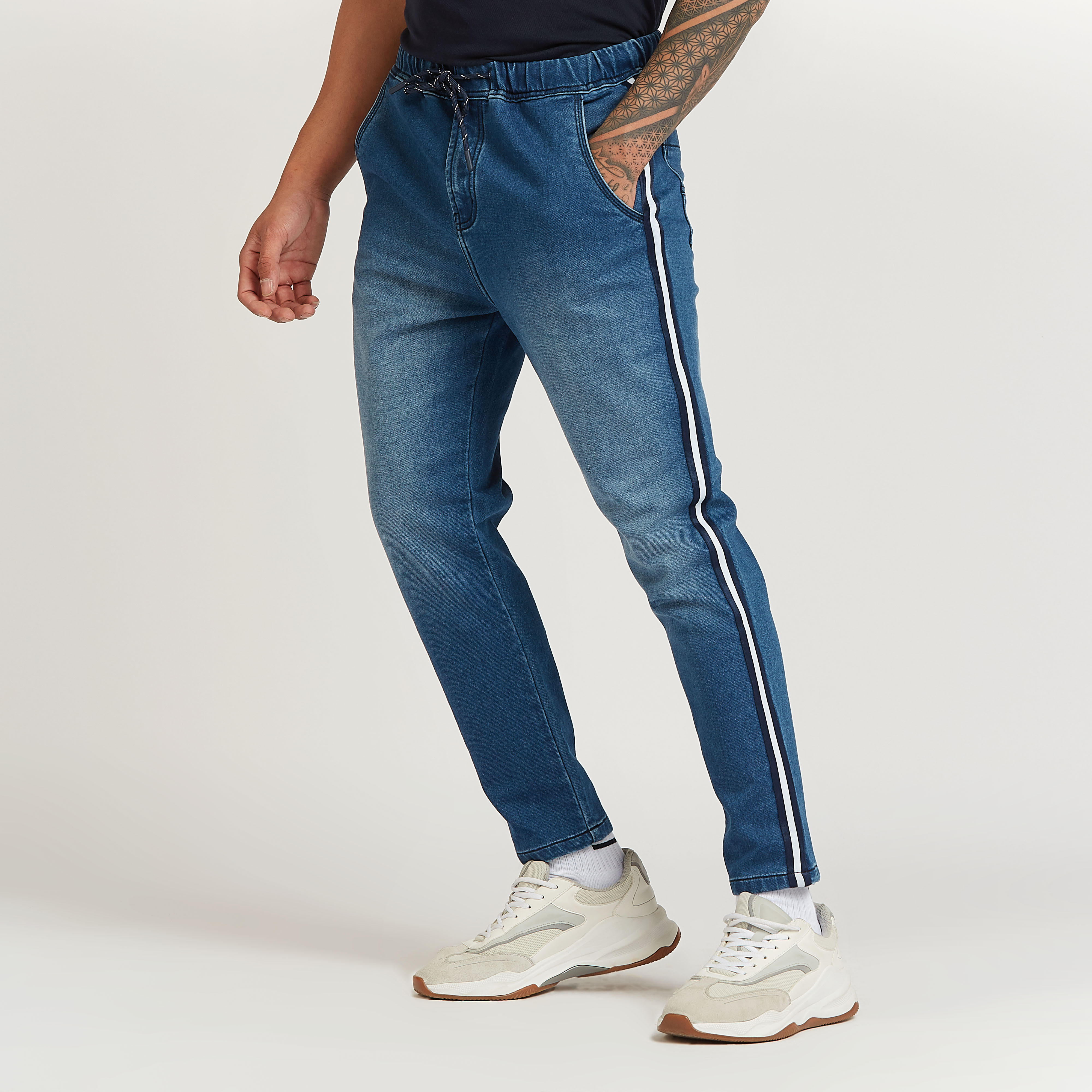 بنطلون دنيم بشريطة ورباط إغلاق وجيوب-men-clothing-bottoms-jeans-image-2