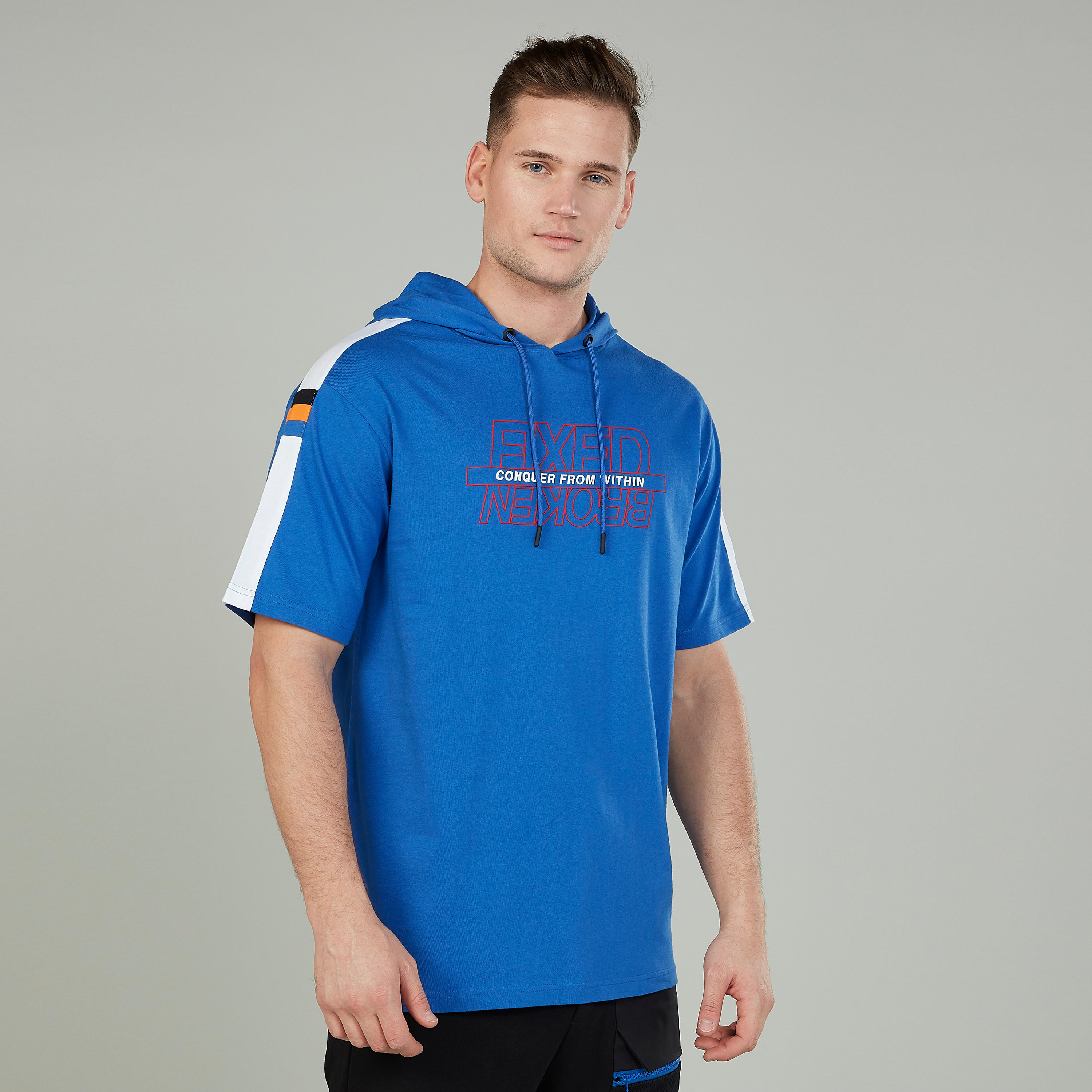 تيشيرت بياقة مستديرة وأكمام قصيرة مع طبعات تبوغرافية-men-clothing-tshirtsandpolos-tshirts-image-1