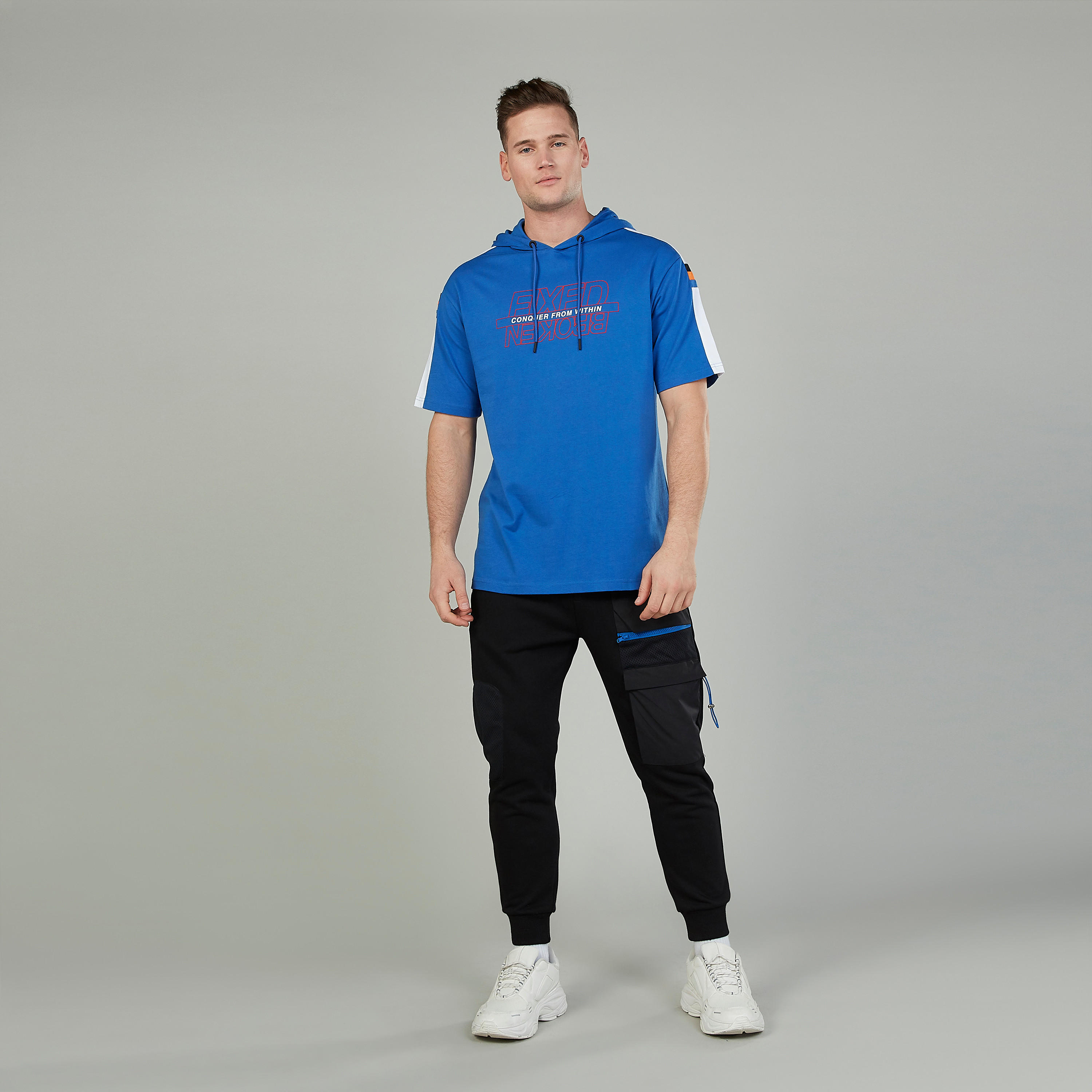 تيشيرت بياقة مستديرة وأكمام قصيرة مع طبعات تبوغرافية-men-clothing-tshirtsandpolos-tshirts-image-2