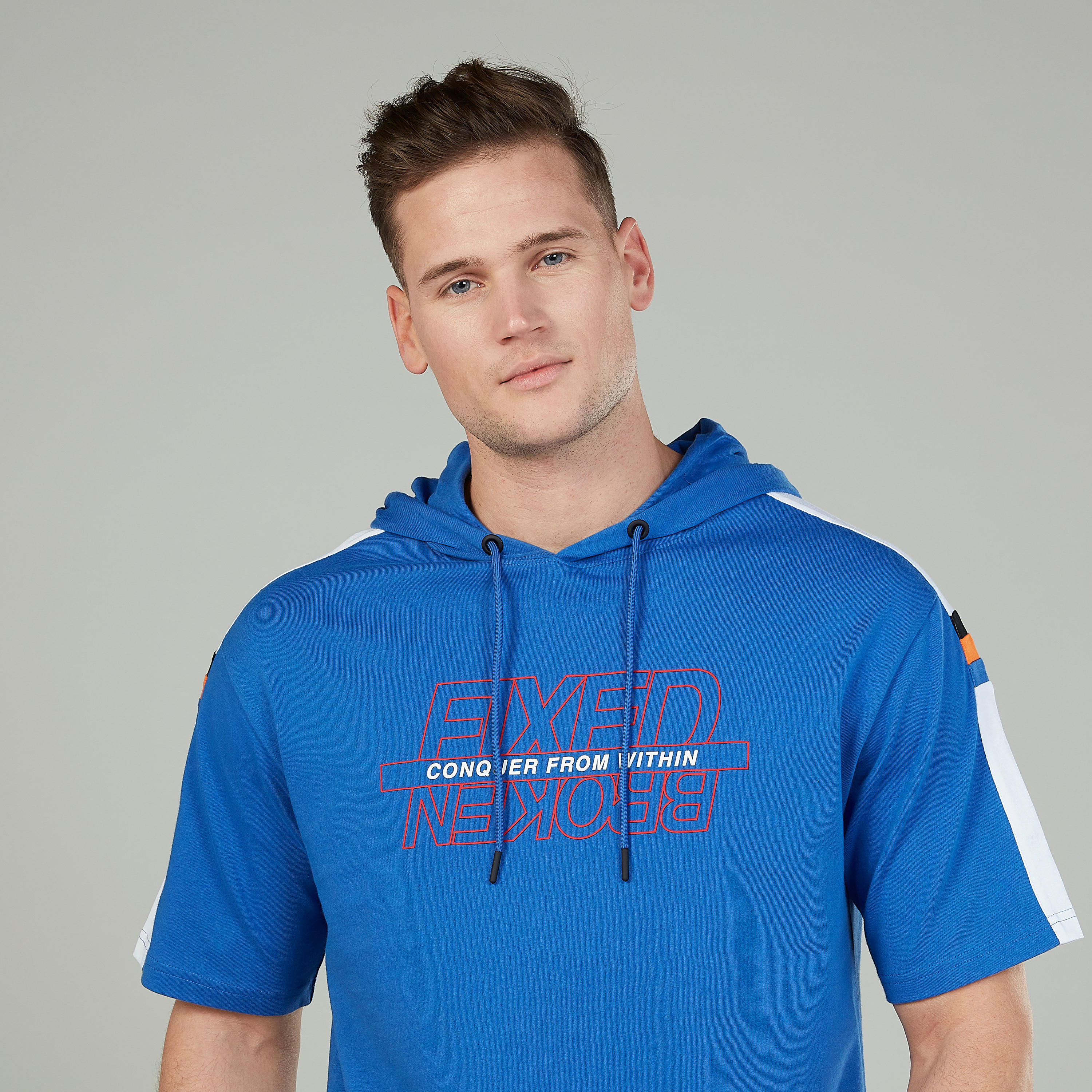 تيشيرت بياقة مستديرة وأكمام قصيرة مع طبعات تبوغرافية-men-clothing-tshirtsandpolos-tshirts-image-3
