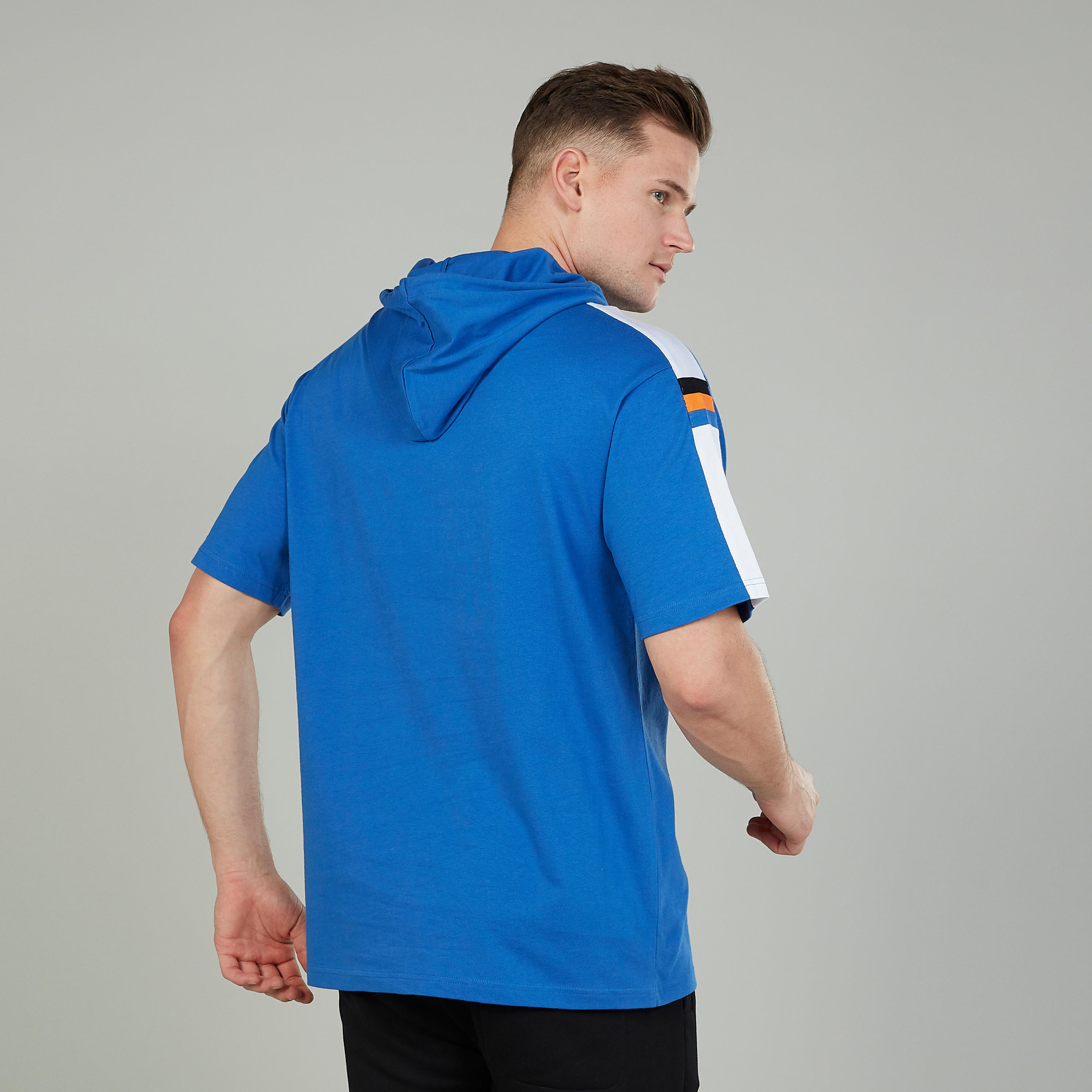 تيشيرت بياقة مستديرة وأكمام قصيرة مع طبعات تبوغرافية-men-clothing-tshirtsandpolos-tshirts-image-4