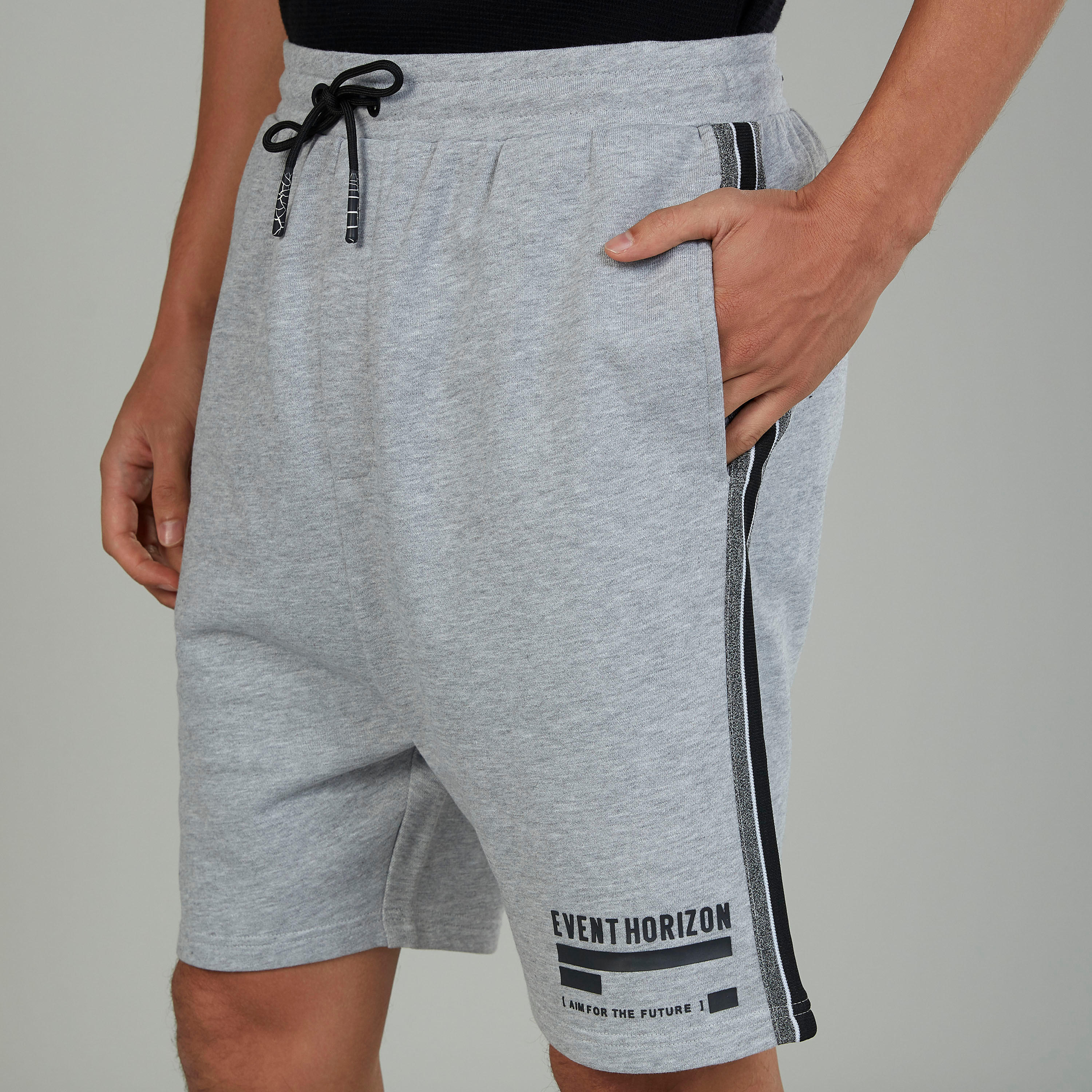 شورت بخصر متوسط الارتفاع ورباط وجيوب وطبعات-men-clothing-bottoms-shorts-image-3