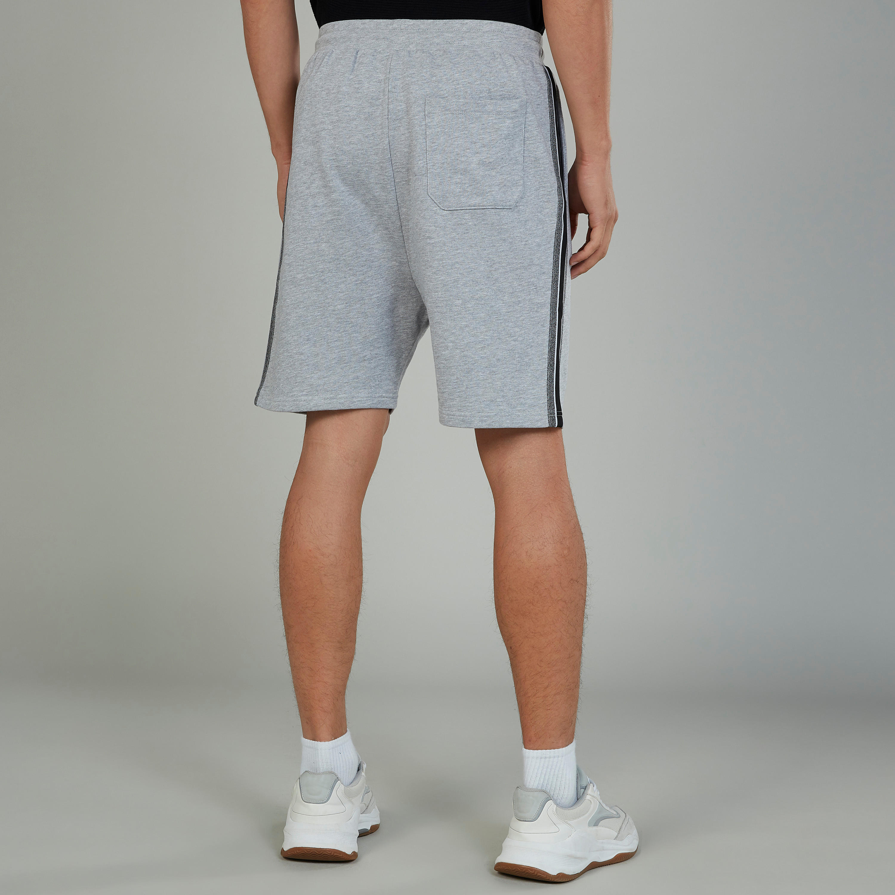 شورت بخصر متوسط الارتفاع ورباط وجيوب وطبعات-men-clothing-bottoms-shorts-image-4