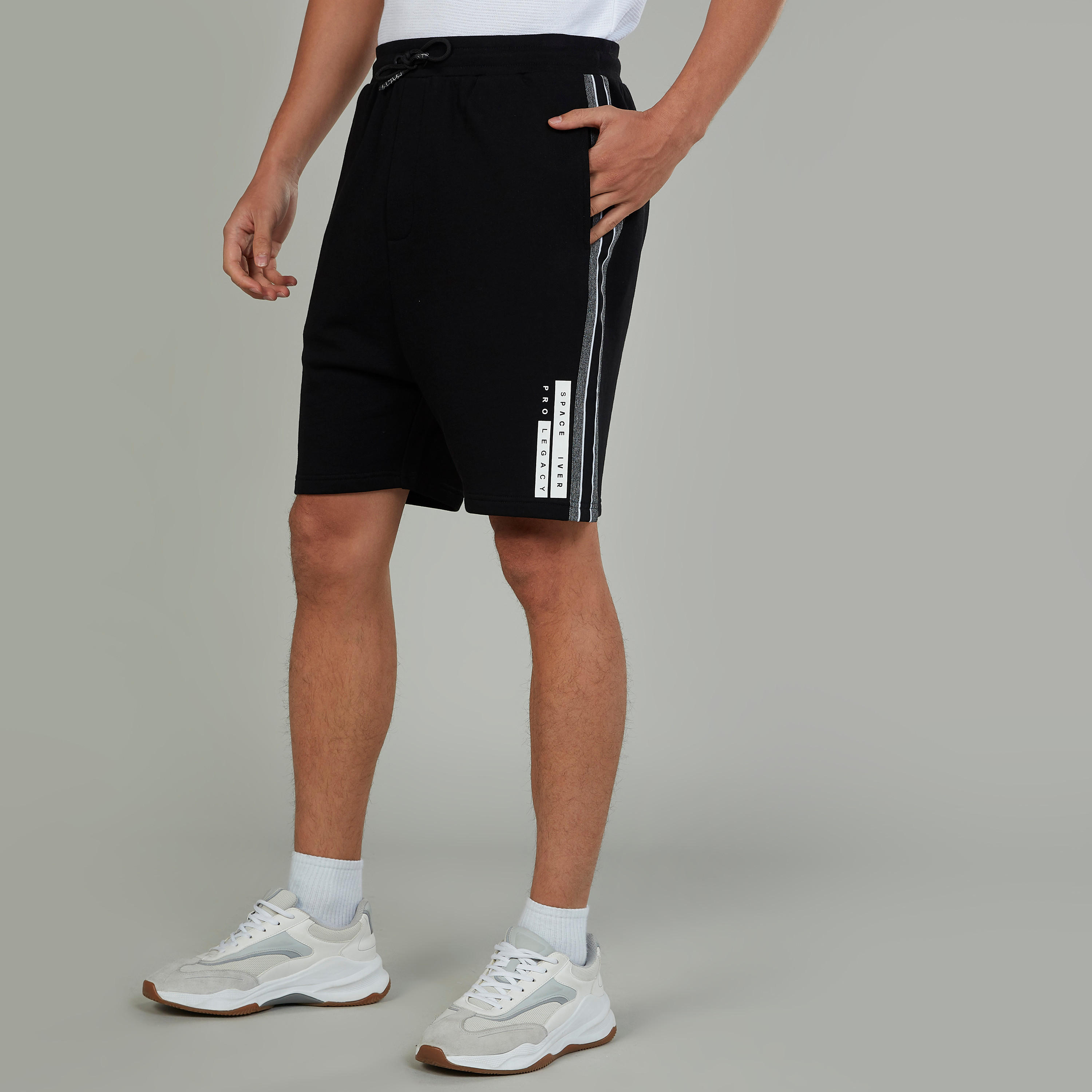 شورت بخصر متوسط الارتفاع ورباط وجيوب وطبعات-men-clothing-bottoms-shorts-image-1