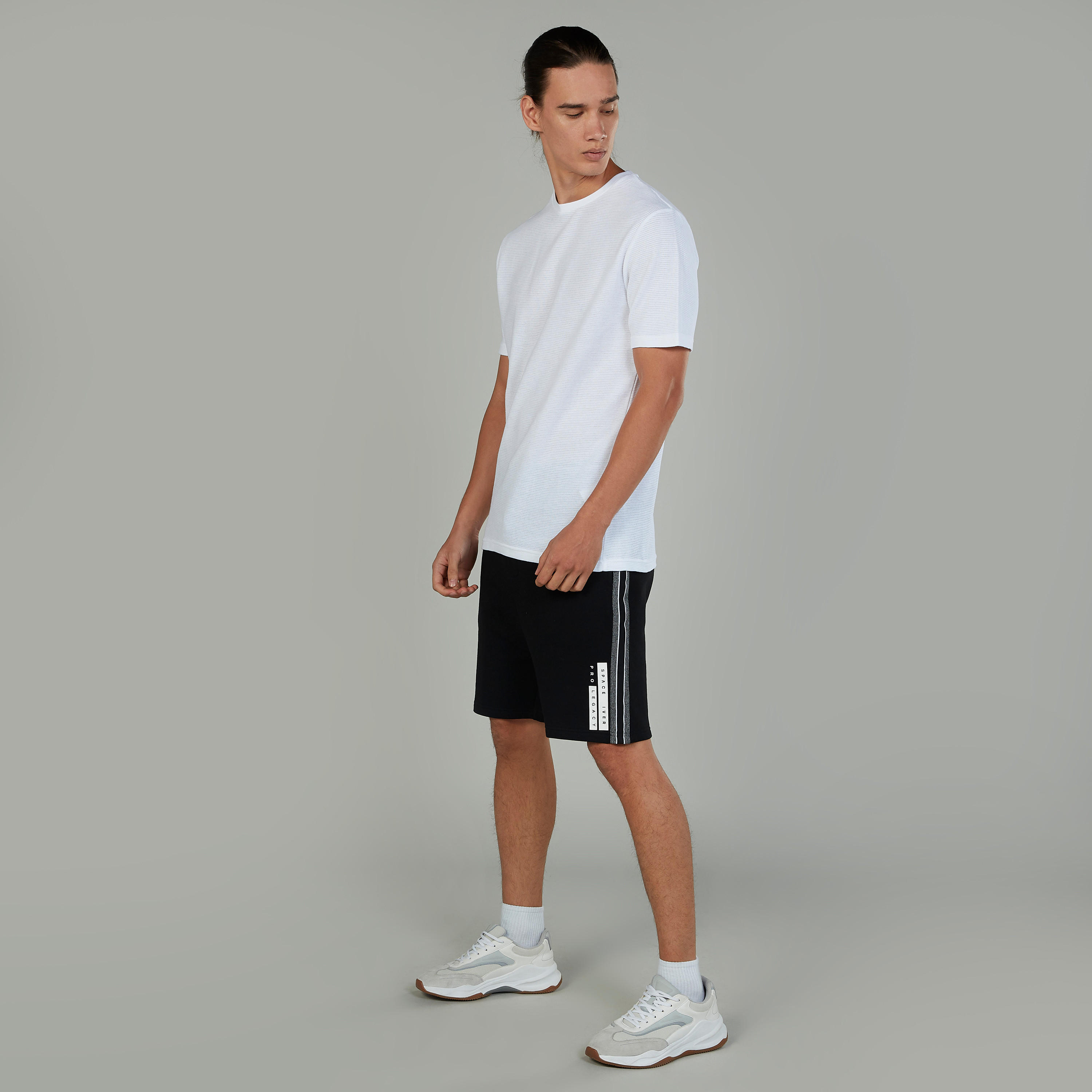 شورت بخصر متوسط الارتفاع ورباط وجيوب وطبعات-men-clothing-bottoms-shorts-image-2