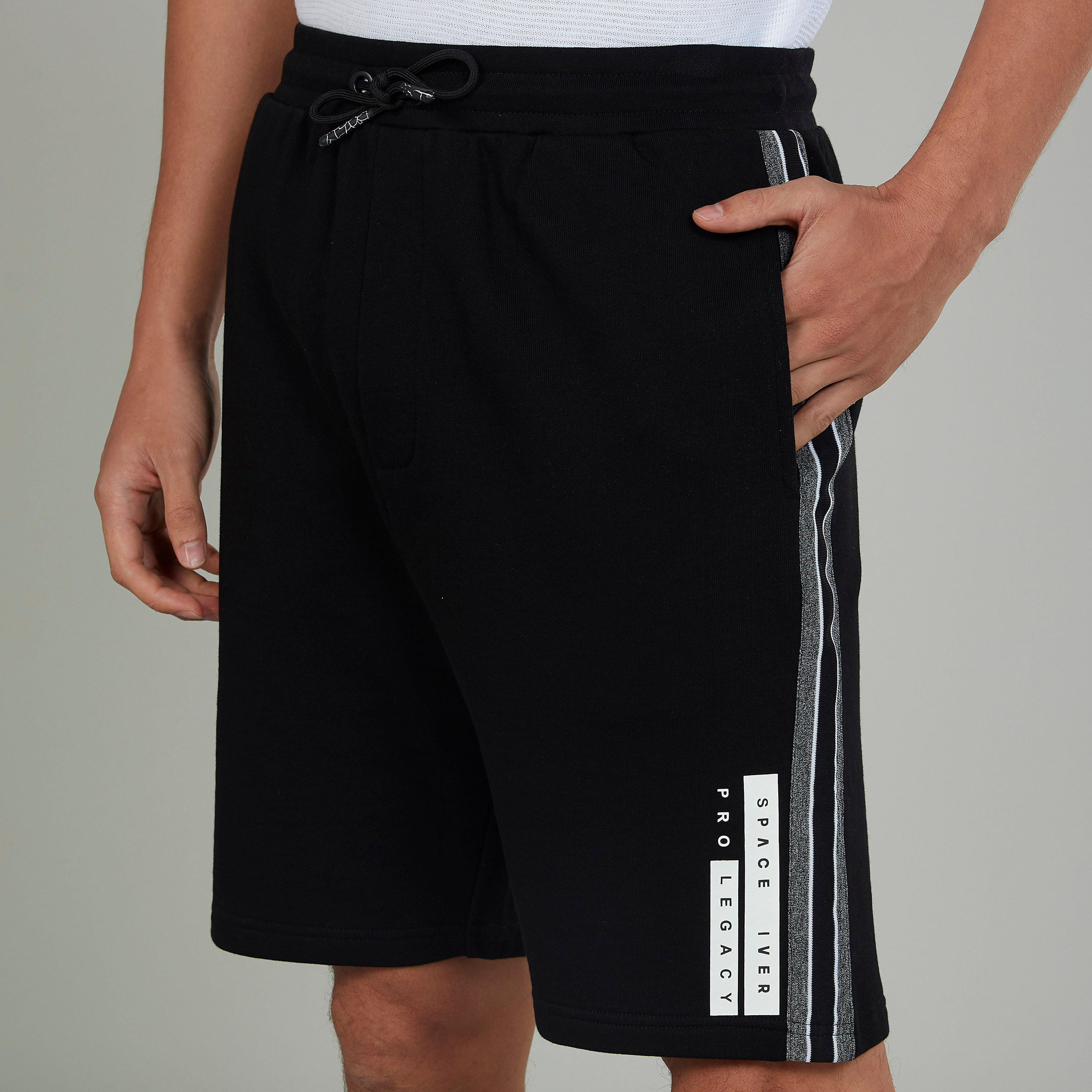 شورت بخصر متوسط الارتفاع ورباط وجيوب وطبعات-men-clothing-bottoms-shorts-image-3