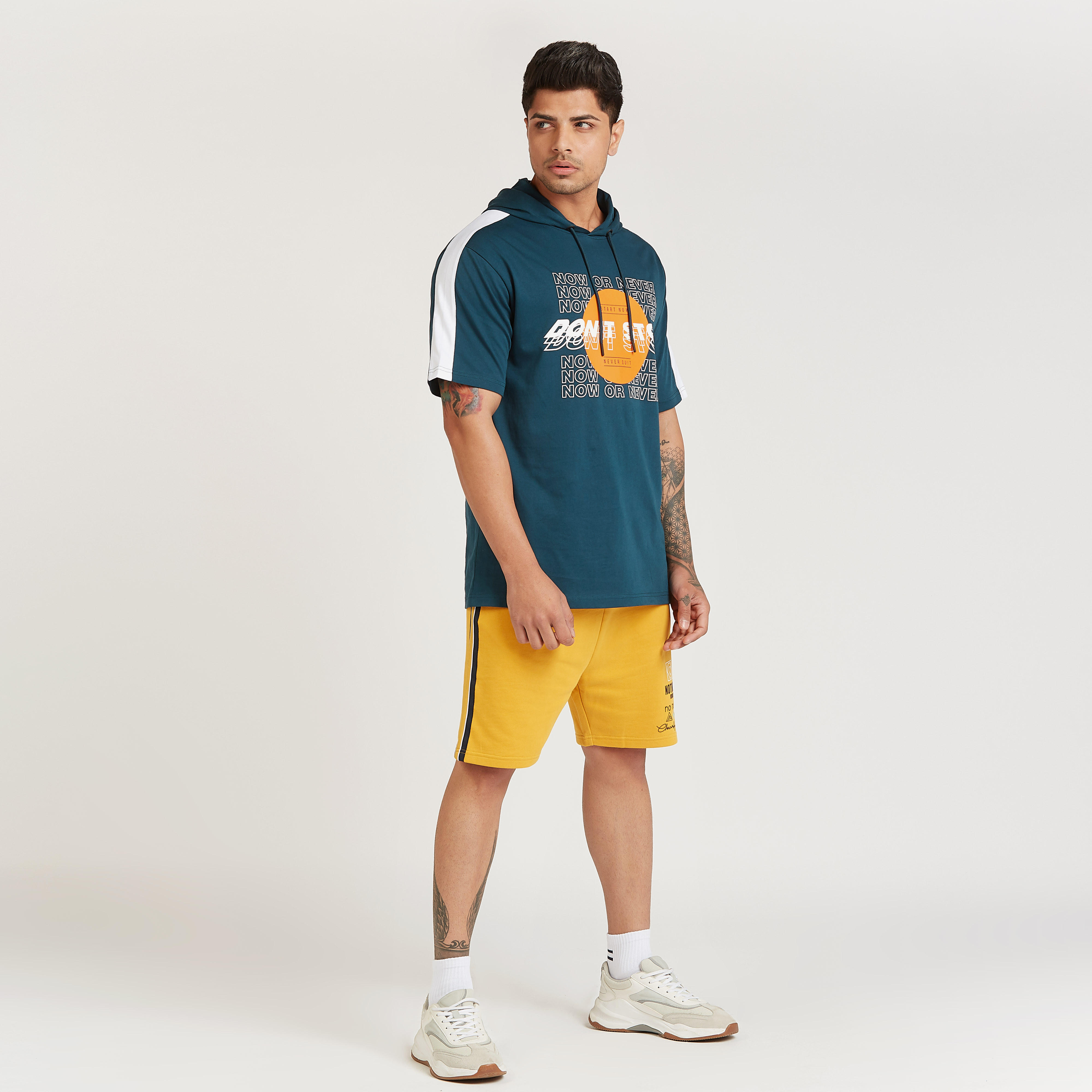 شورت بخصر متوسط الارتفاع ورباط وجيوب وطبعات-men-clothing-bottoms-shorts-image-2