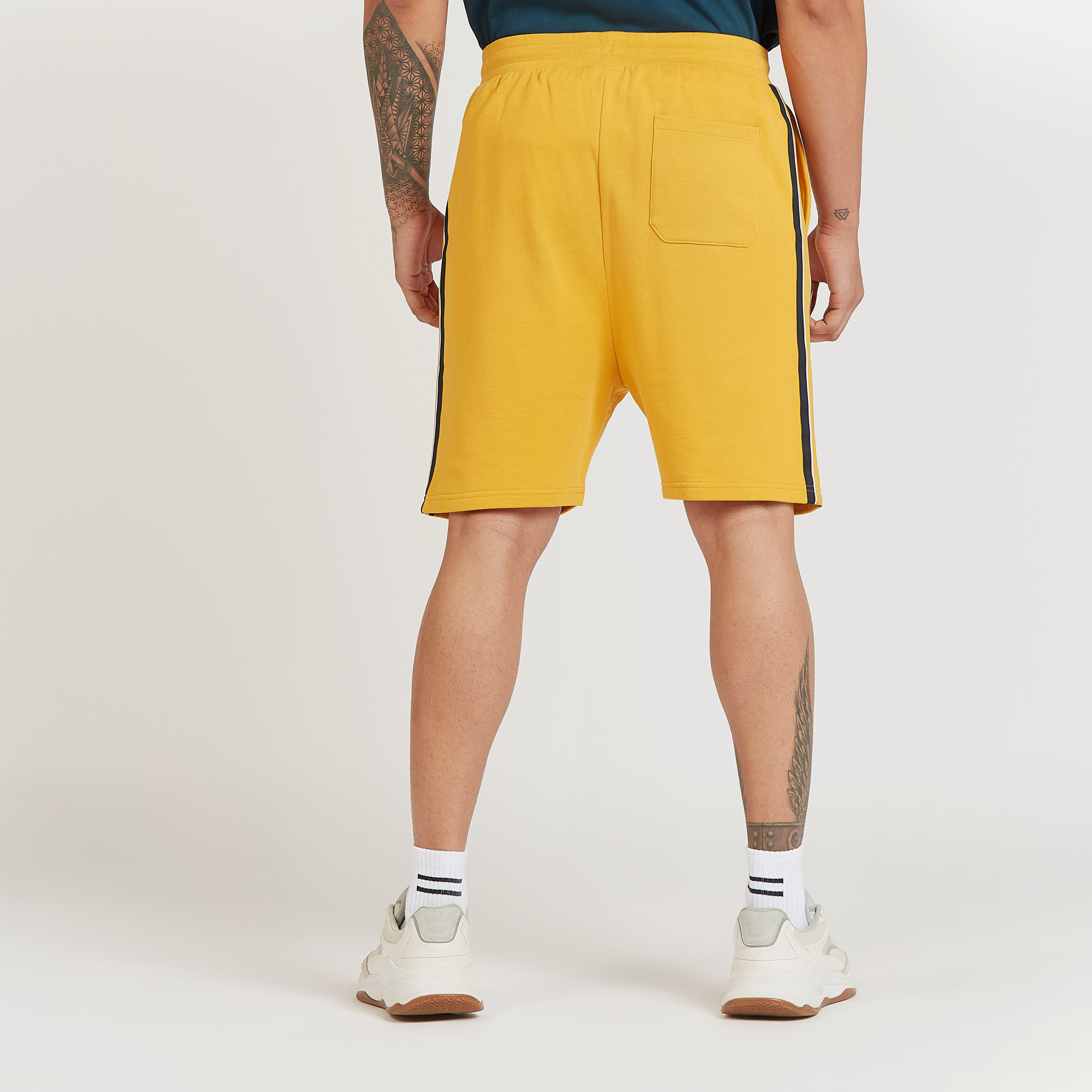 شورت بخصر متوسط الارتفاع ورباط وجيوب وطبعات-men-clothing-bottoms-shorts-image-4