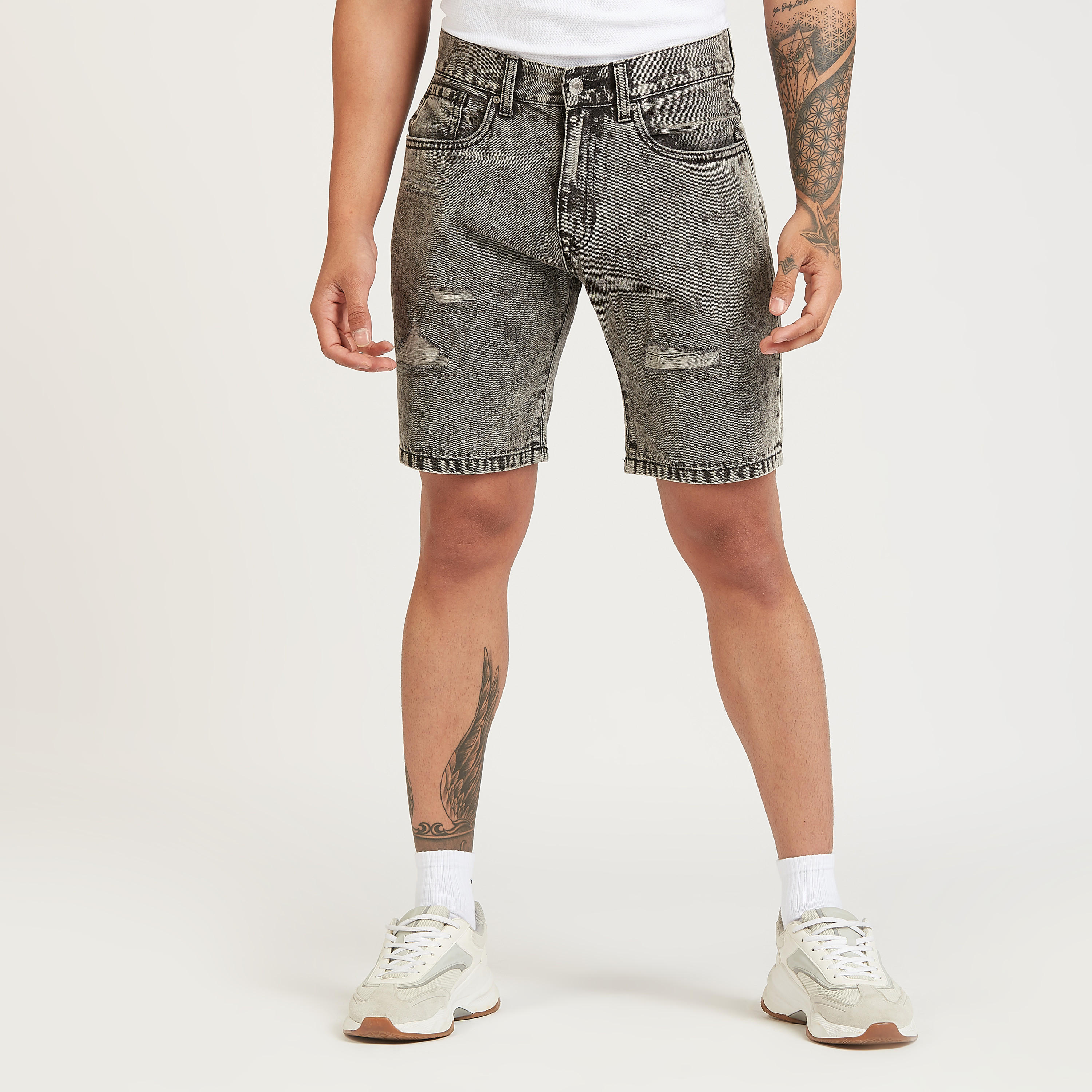 شورت ممزّق بخصر متوسط الارتفاع وجيوب-men-clothing-bottoms-shorts-image-1