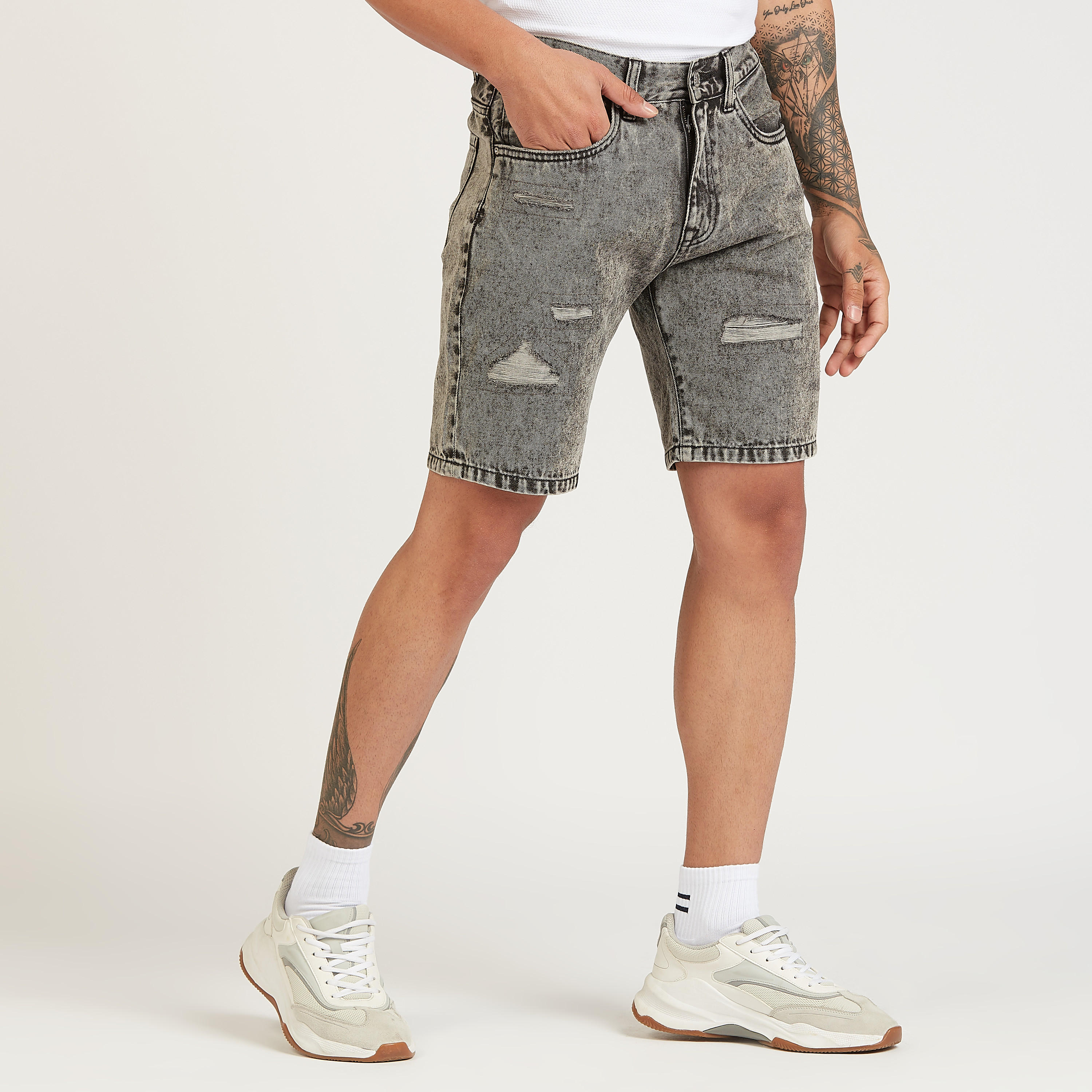 شورت ممزّق بخصر متوسط الارتفاع وجيوب-men-clothing-bottoms-shorts-image-4