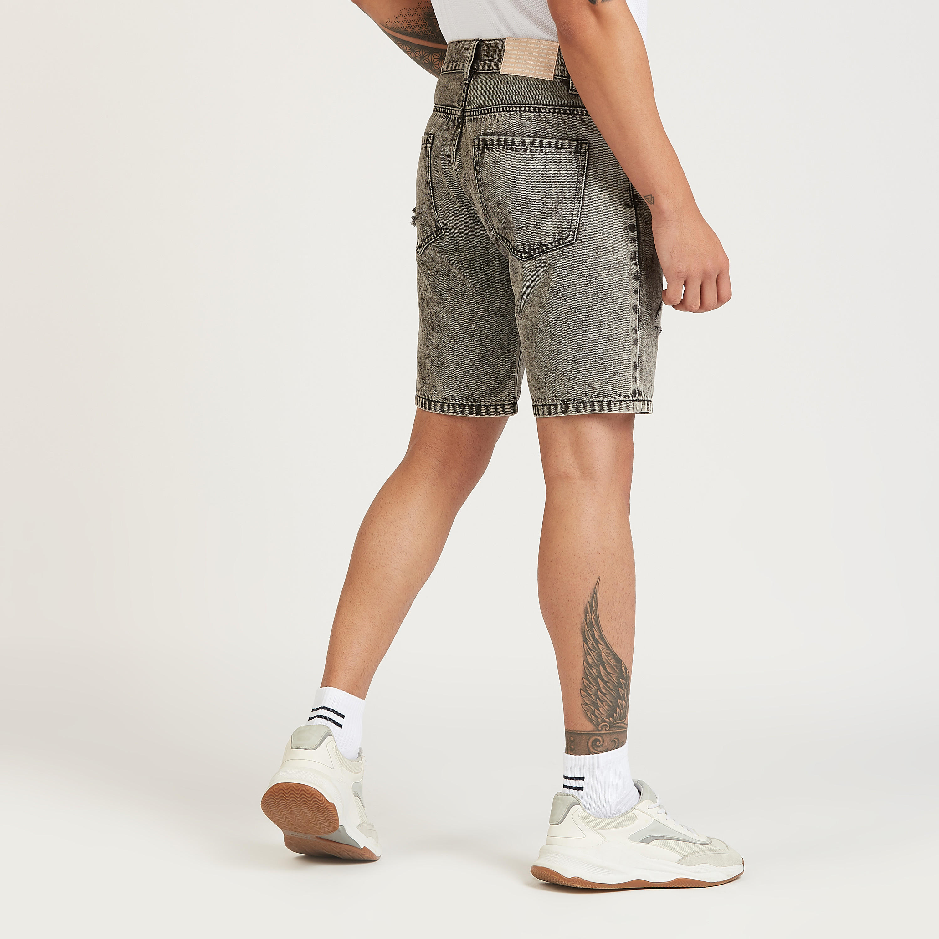 شورت ممزّق بخصر متوسط الارتفاع وجيوب-men-clothing-bottoms-shorts-image-5