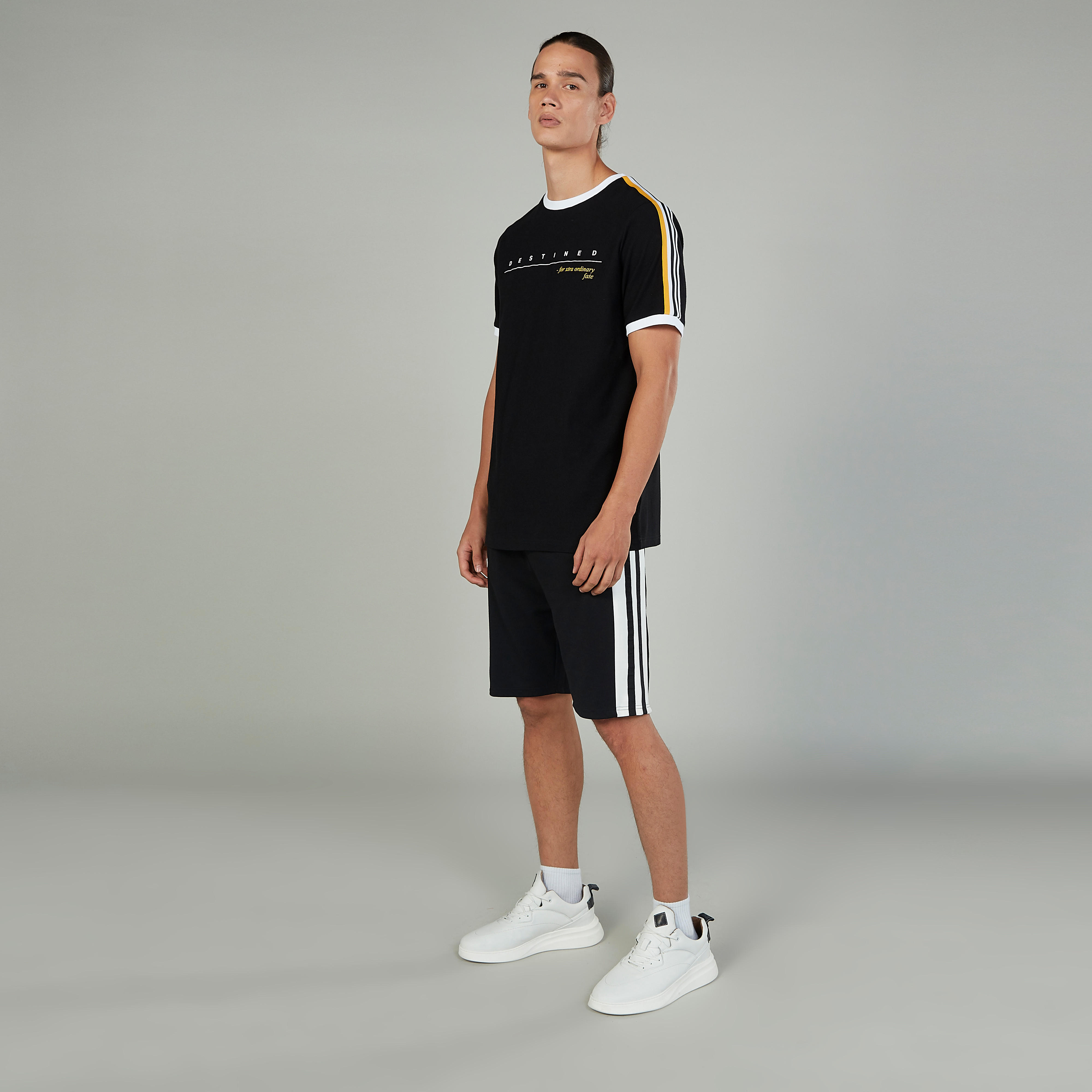 شورت بخصر متوسط الارتفاع وجيوب وتفاصيل شريطة-men-clothing-bottoms-shorts-image-5